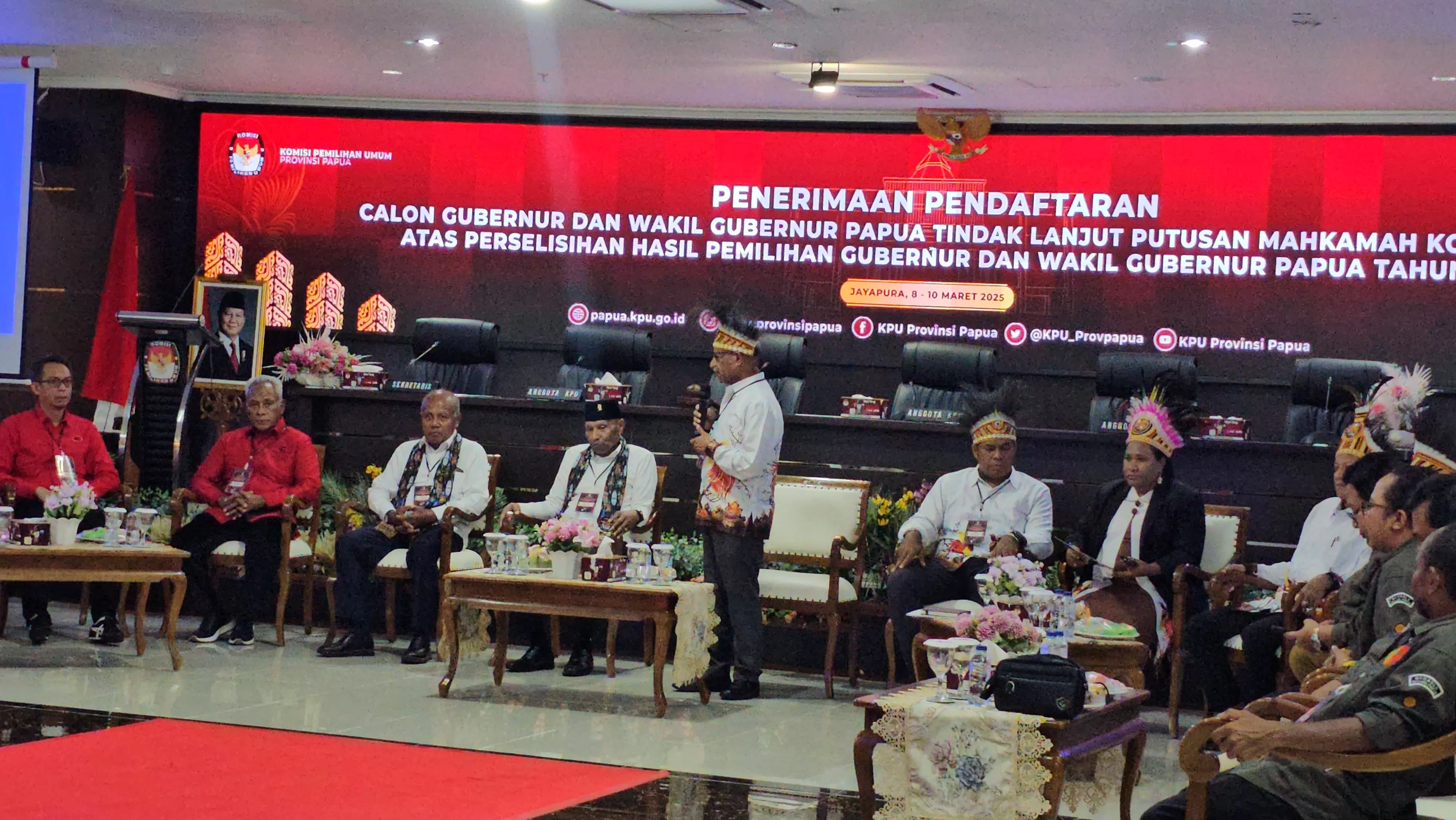BTM bersama Constant Karma dan didampingi Ketua Dewan Kehormatan DPP PDIP Komarudin Watubun saat mendaftar di Kantor KPU Provinsi Papua. (CEPOSONLINE.COM/HANS PALEN).