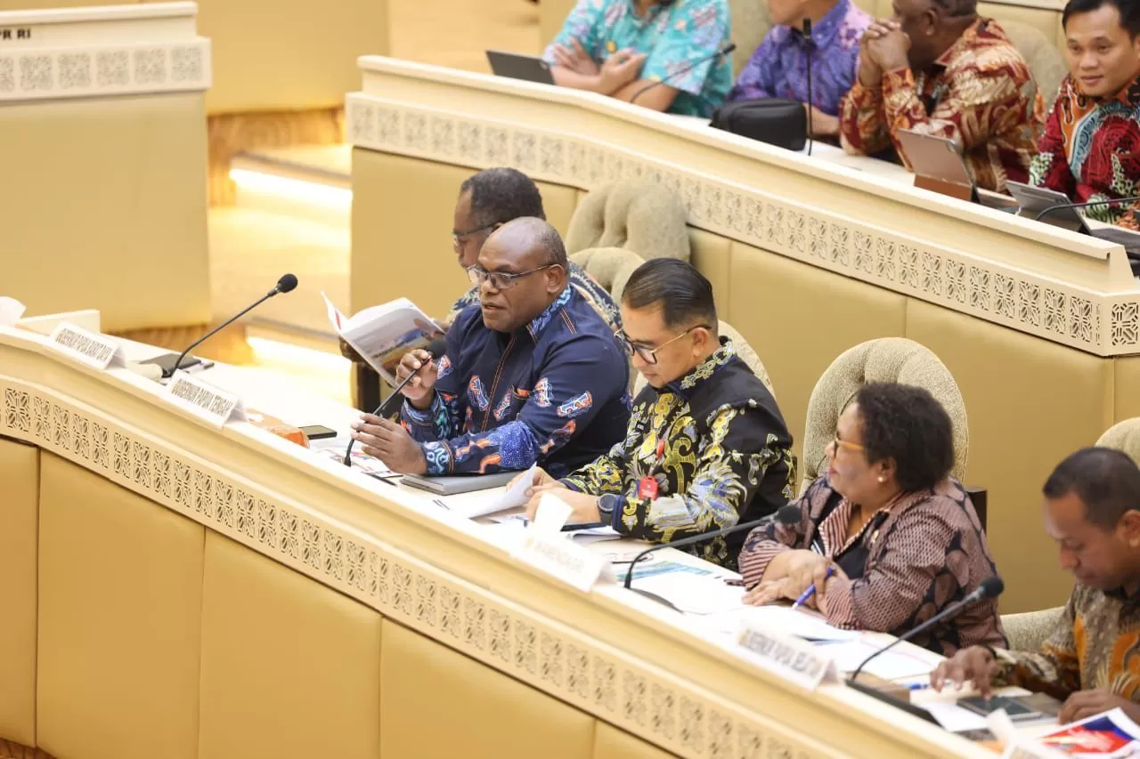 Gubernur Papua Tengah Meki Nawipa saat menyampaikan pendapatnya dalam rapat kerja dan rapat dengar pendapat di ruang sidang utama Komisi II DPR RI, Kamis, (13/3/2025). (CEPOSONLINE.COM/ISTIMEWA).