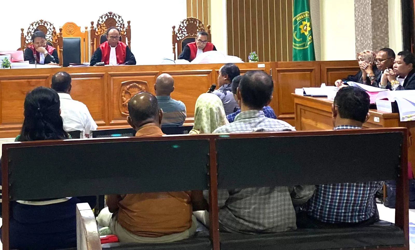 Tujuh saksi saat dihadirkan di dalam ruangan sidang kasus korupsi PON XX Papua berlangsung di Pengadilan Negeri Kelas 1 A Jayapura, Jumat (14/3) malam.&nbsp;Foto: Jimi/Cepos