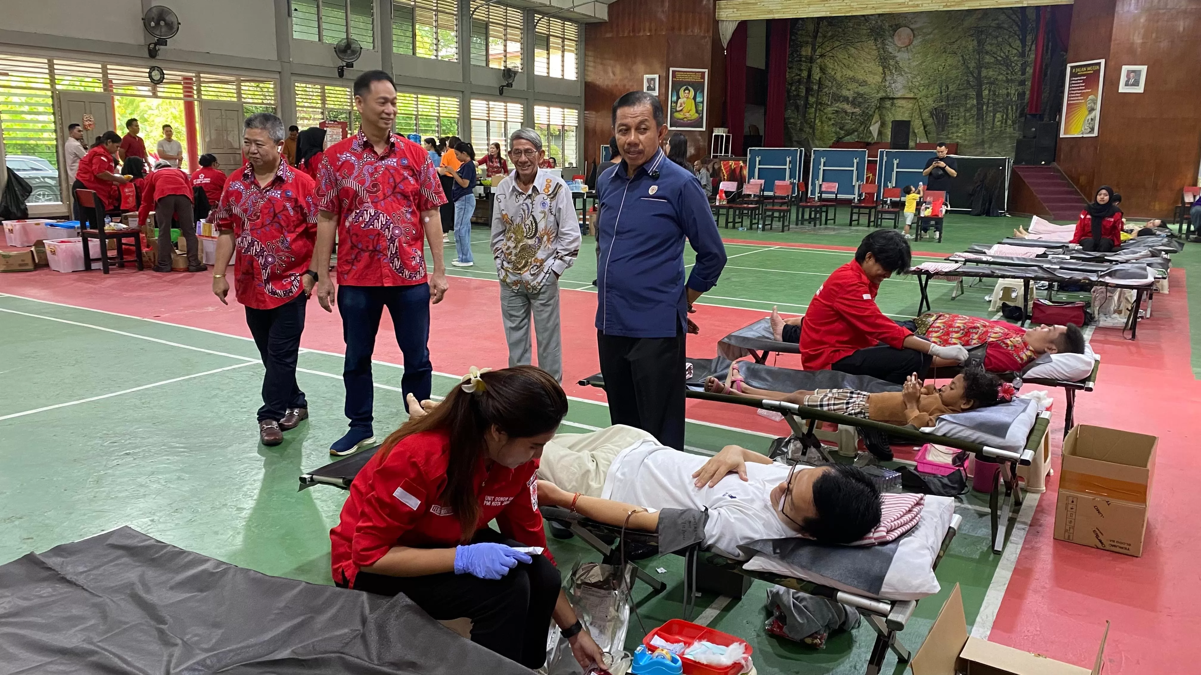 Wakil Wali Kota Jayapura, Rustan Saru memantau langsung aksi donor darah yang dilakukan oleh PSMTI Kota Jayapura di Aula Manggala Vihara Arya Dharma Skyland, Pada Minggu, (16/3/2025).Jimi/Cepos