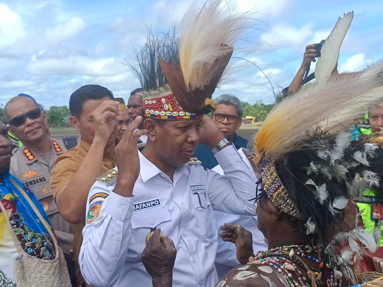 Gubernur Papua Selatan Apolo Safanpo dan Wakil Gubernur Papua Selatan Paskalis Imadawa disambut dengan tarian adat Papua saat tiba di Bandara Tanah Merah, Boven Digoel, Jumat (21/3/2025). ((Ceposinline.com/Ist))