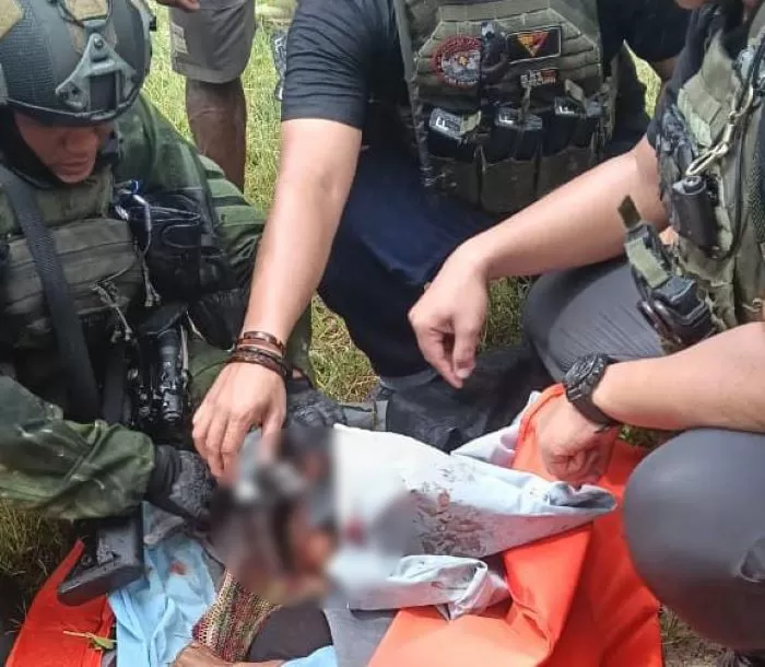 Personel TNI Polri saat memasukkan jenasah korban tenaga guru yang tewas akibat penyerangan TPNPB di Distrik Anggruk, Kabupaten Yahukimo, Papua Pegunungan, Minggu (23/3). (CEPOSONLINE/ISTIMEWA)