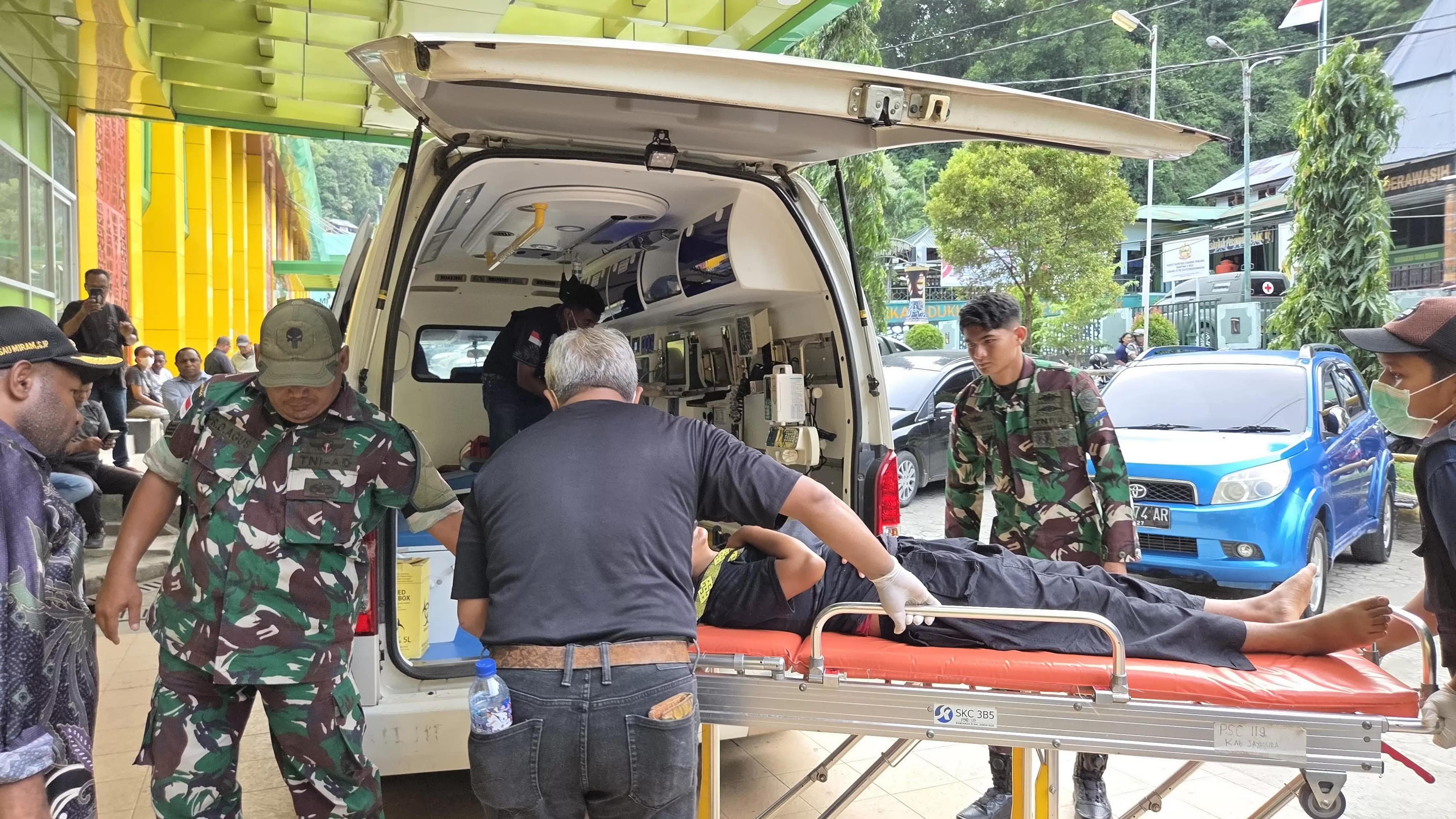Korban kekerasan di Distrik Anggruk, Kabupaten Yahukimo saat tiba di RS Marthen Indey, Minggu (23/3/2025).(CEPOSONLINE/ELFIRA)  