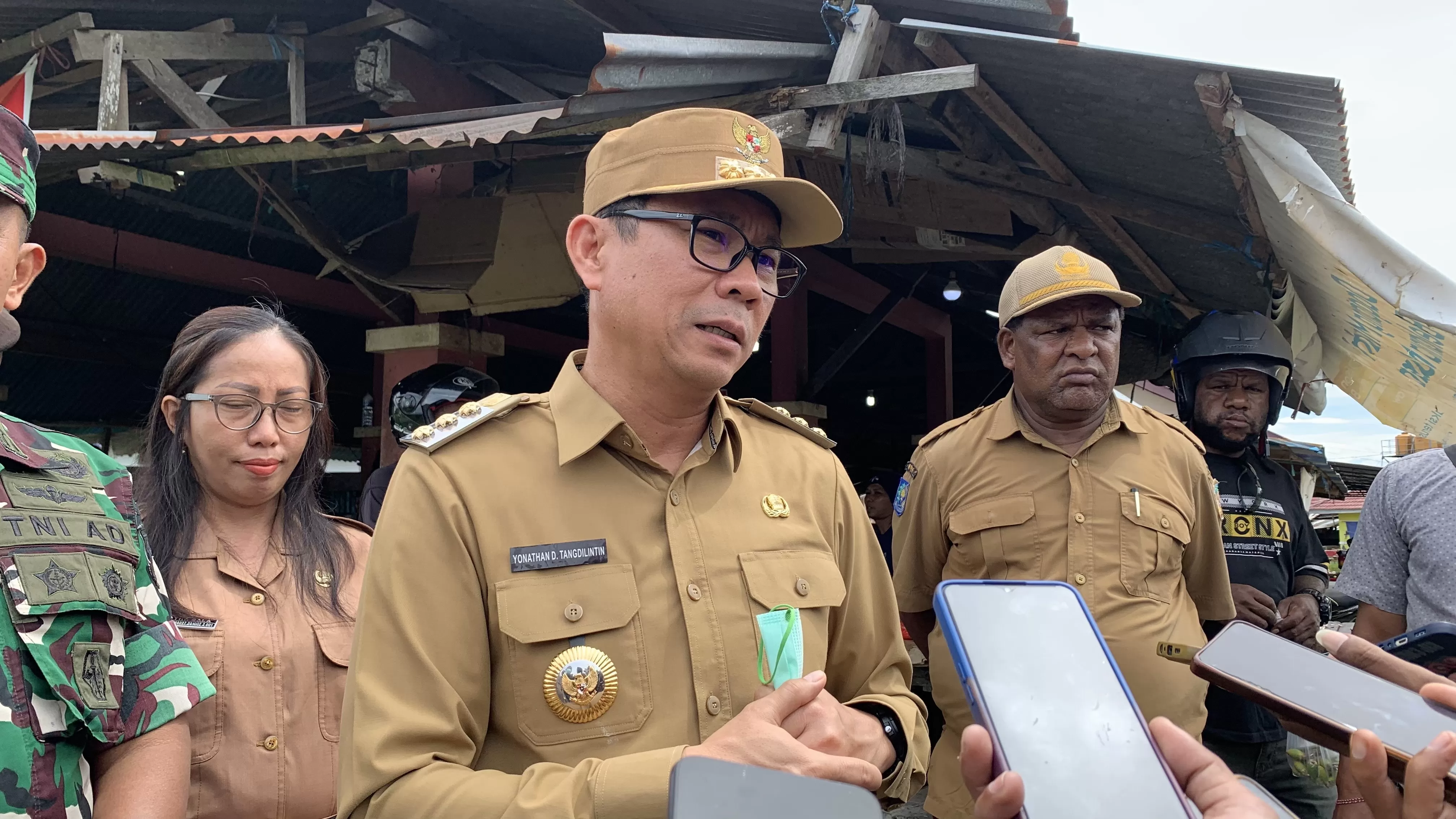  Penjabat (Pj) Bupati Mimika Yonathan Demme Tandilintin saat ditemui wartawan, Sabtu 22 Maret 2025. (CENDERAWASIH POS/WAHYU WELERUBUN)