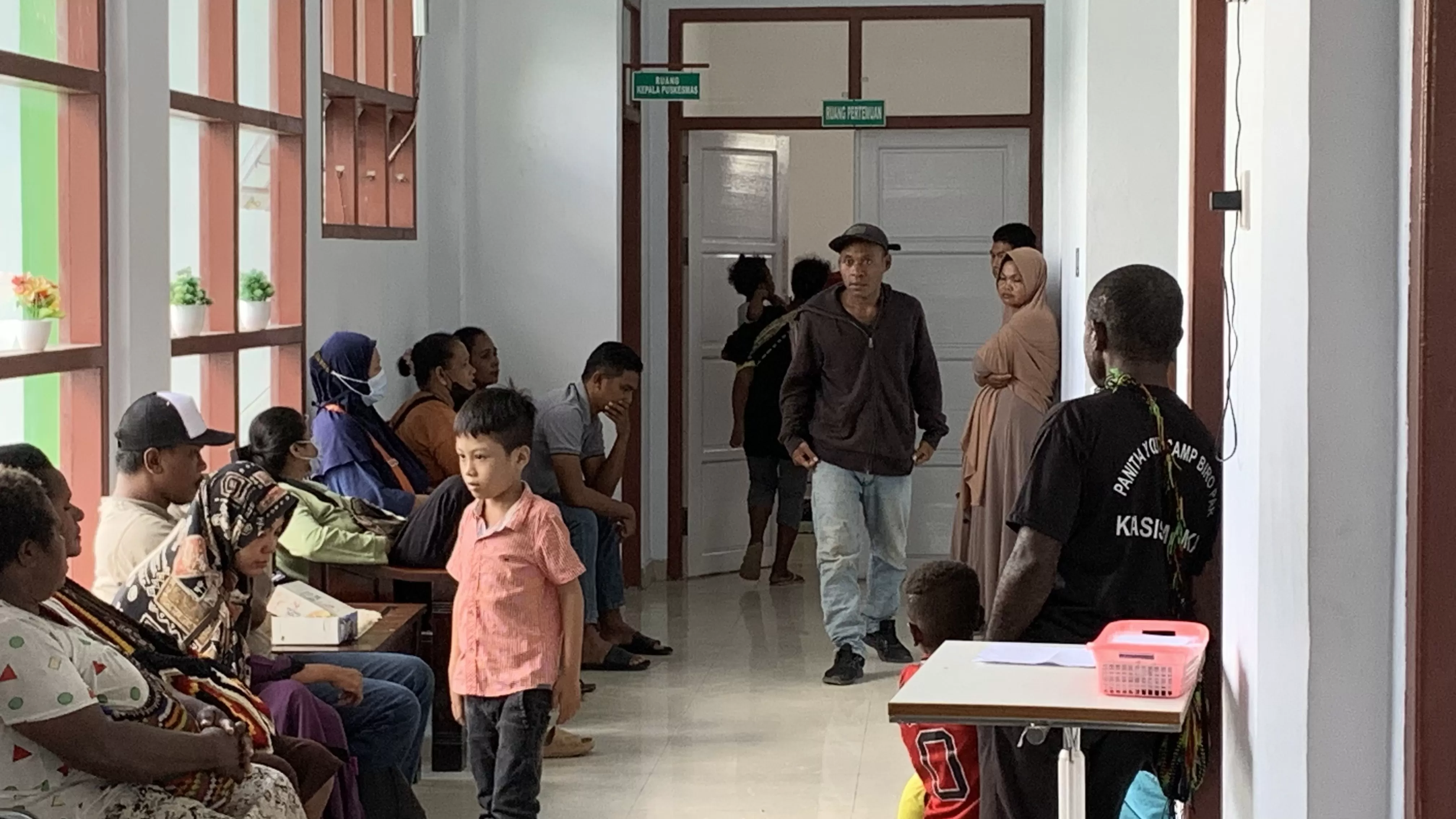 Para pasien yang hendak melakukan pemeriksaan kesehatan jiwa di Puskesmas Timika, Selasa (25/3/2025), (Cenderawasih Pos/Moh. Wahyu Welerubun).