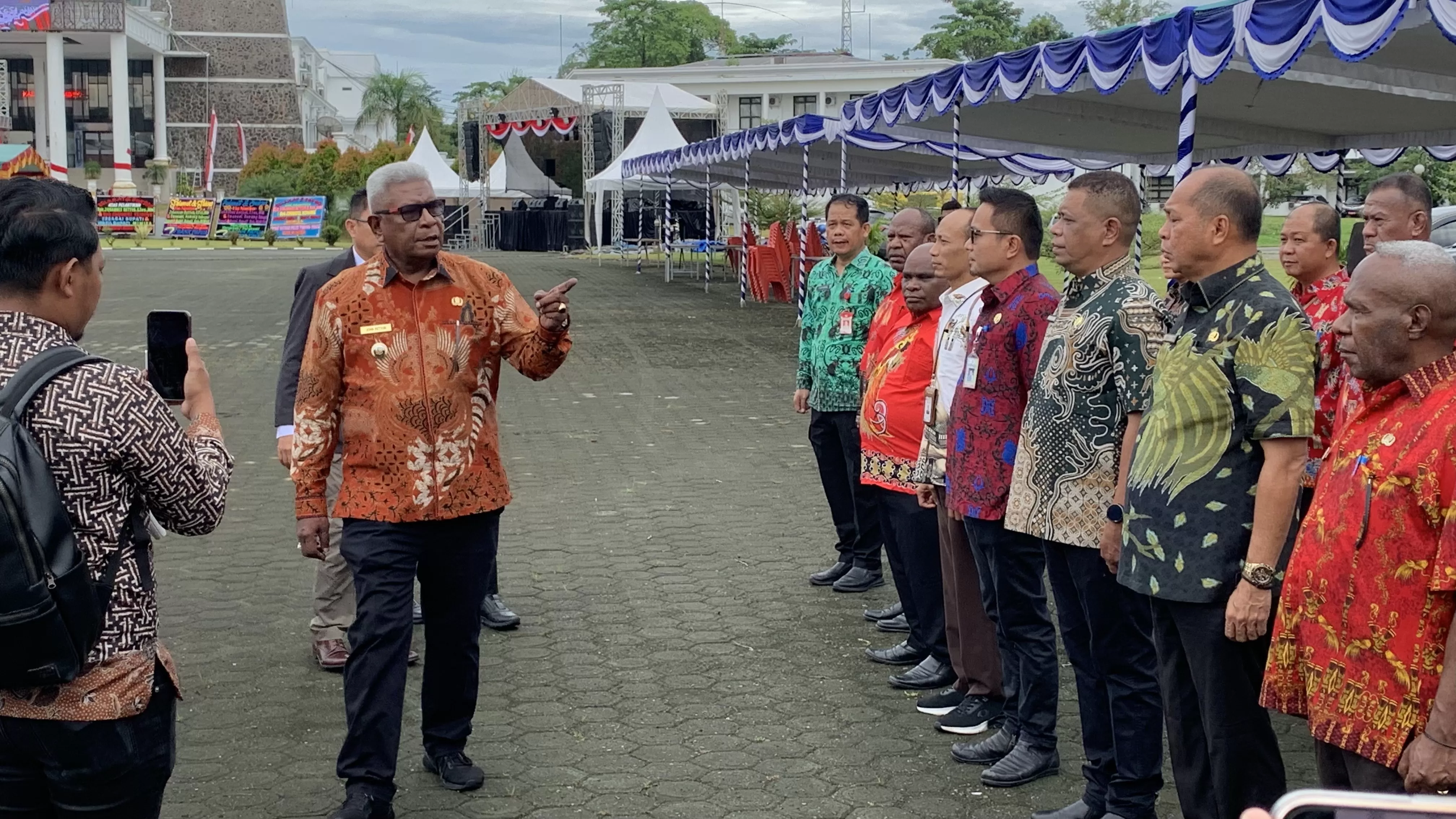Bupati Mimika Johannes Rettob memeriksa barisan ASN dimulai dari barisan pejabat saat memimpin apel perpisahan di lapangan kantor Pusat Pemerintahan Kabupaten Mimika, Kamis (27/3/2025). (Cenderawasih Pos/Moh. Wahyu Welerubun)