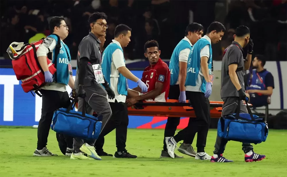 Pemain Timnas Indonesia Ricky Kambuaya ditandu keluar lapangan karna cedera dalam pertandingan Grup C putaran ketiga Kualifikasi Piala Dunia 2026 zona Asia di Stadion Utama Gelora Bung Karno (Dery Ridwansah/JawaPos.com)
