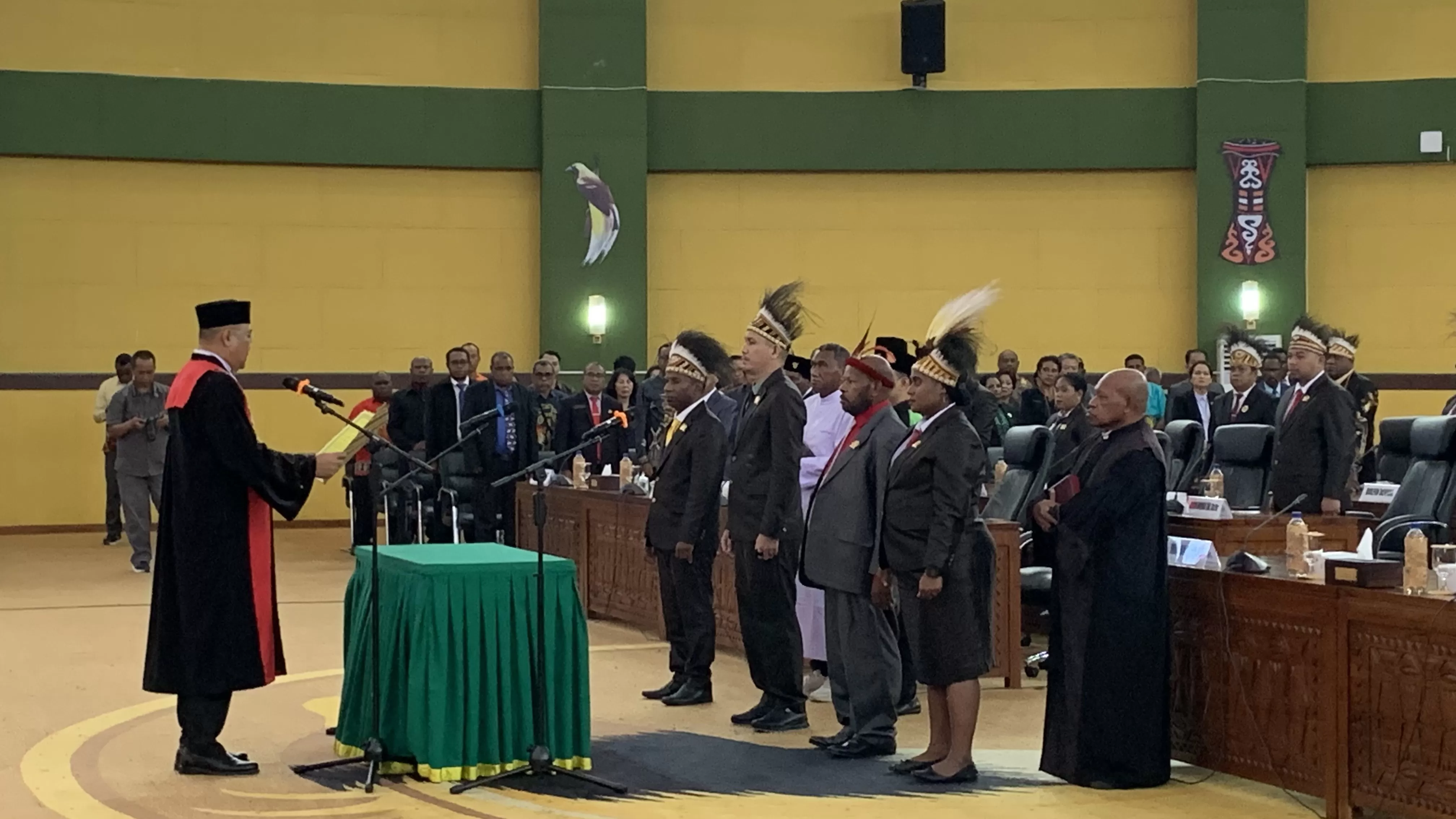 Momen pengambilan sumpah/janji pimpinan DPRK periode 2024-2029. (Foto: Cenderawasih Pos/Moh. Wahyu Welerubun). 