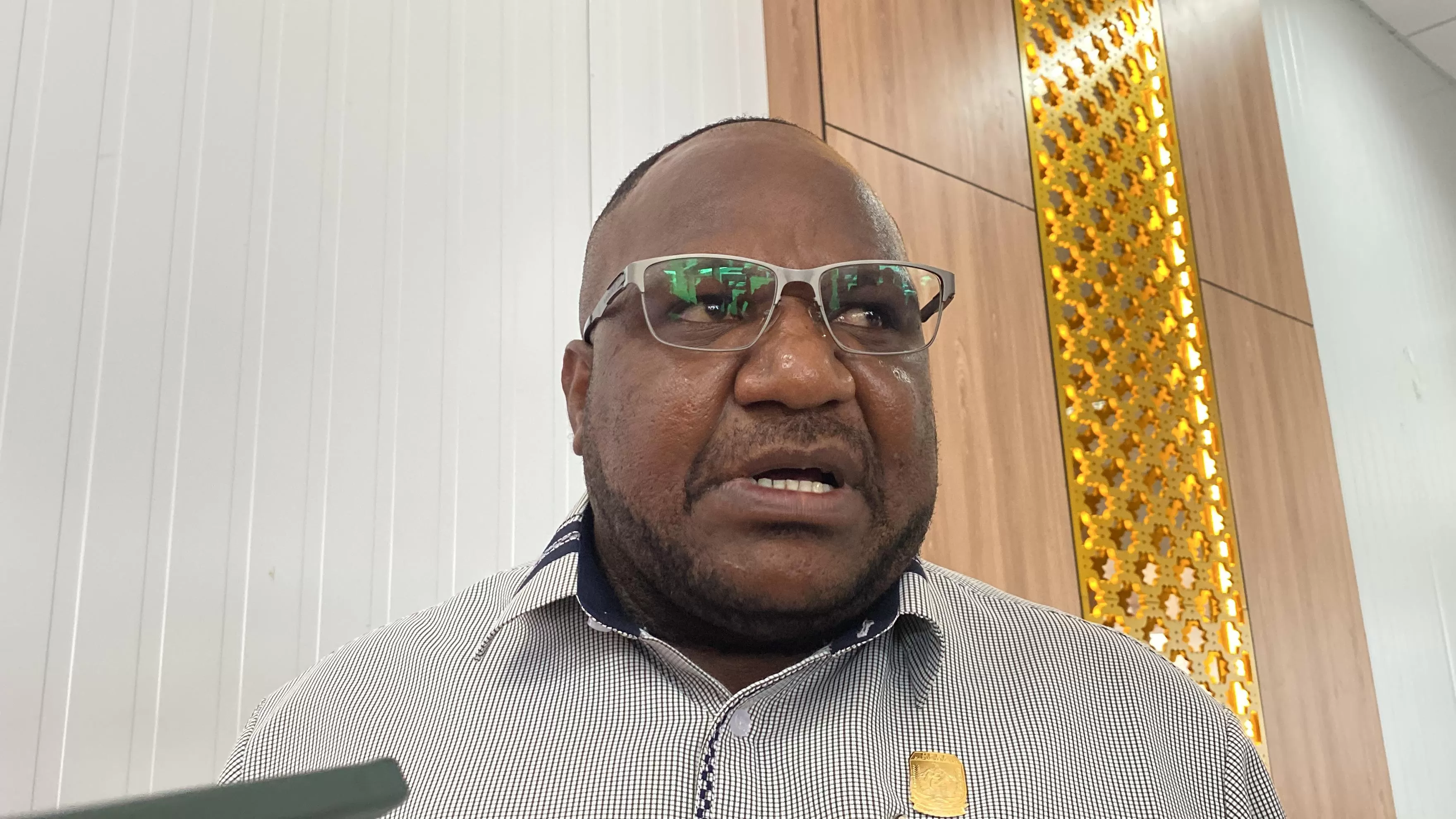 Ketua Panpel Liga 4 Regional Papua Tengah, Henes Sondegau. (CEPOSONLINE.COM/THERESIA F. TEKEGE)