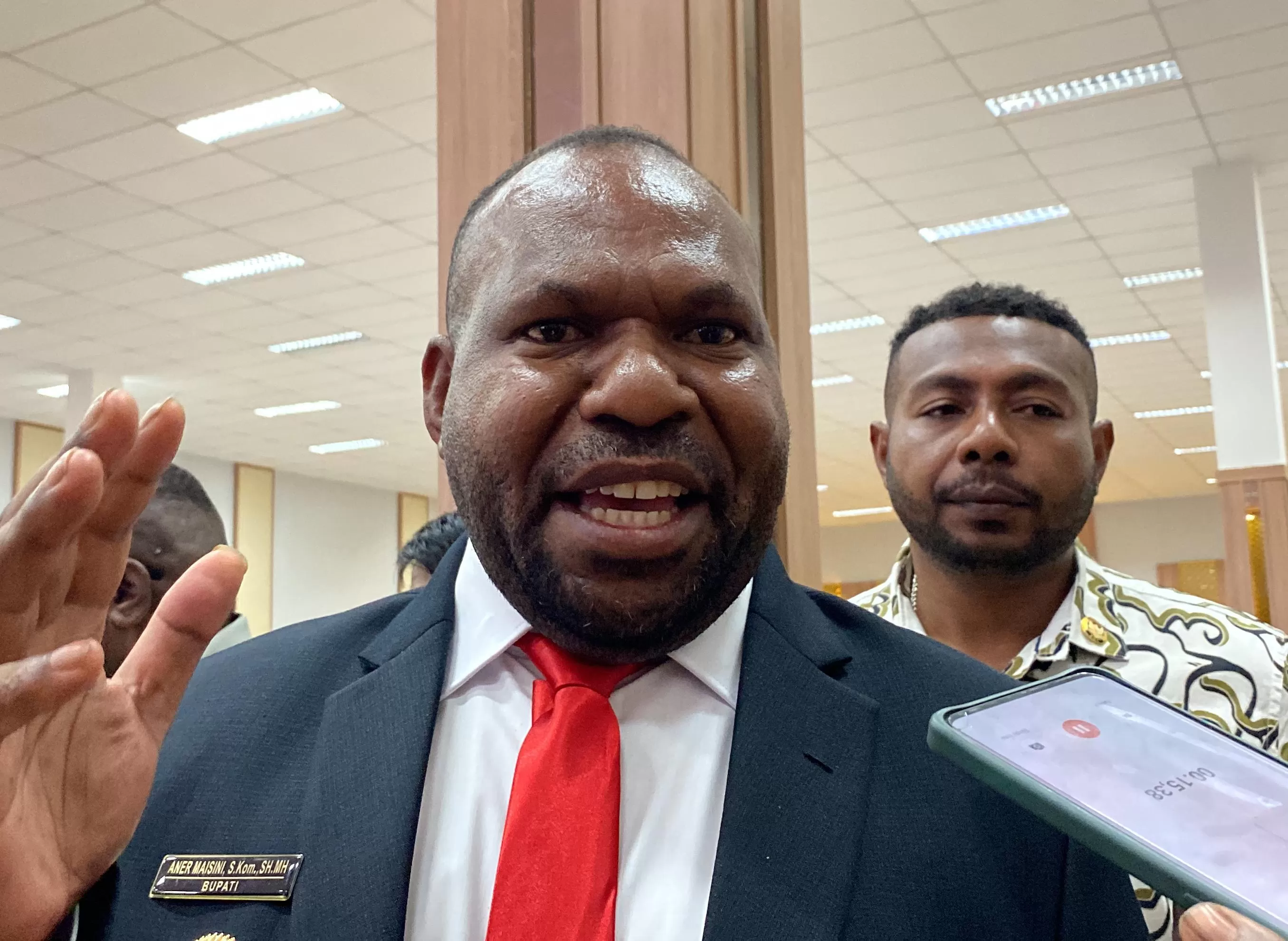 Bupati Intan Jaya, Aner Maisini. (CEPOSONLINE.COM/THERESIA F. TEKEGE)