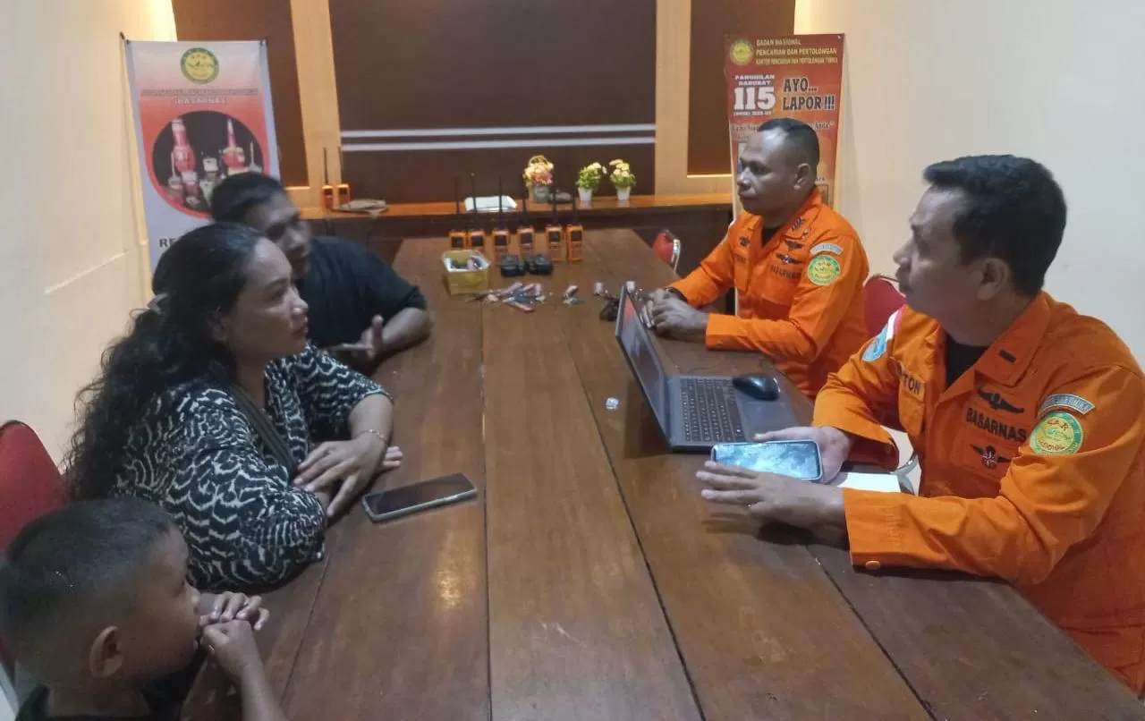 Pelapor, Ichal bersama dua orang lainnya saat melaporkan kejadian tersebut di kantor Pencarian dan Pertolongan Timika, Selasa sore (1/4/2025), (SAR TIMIKA).