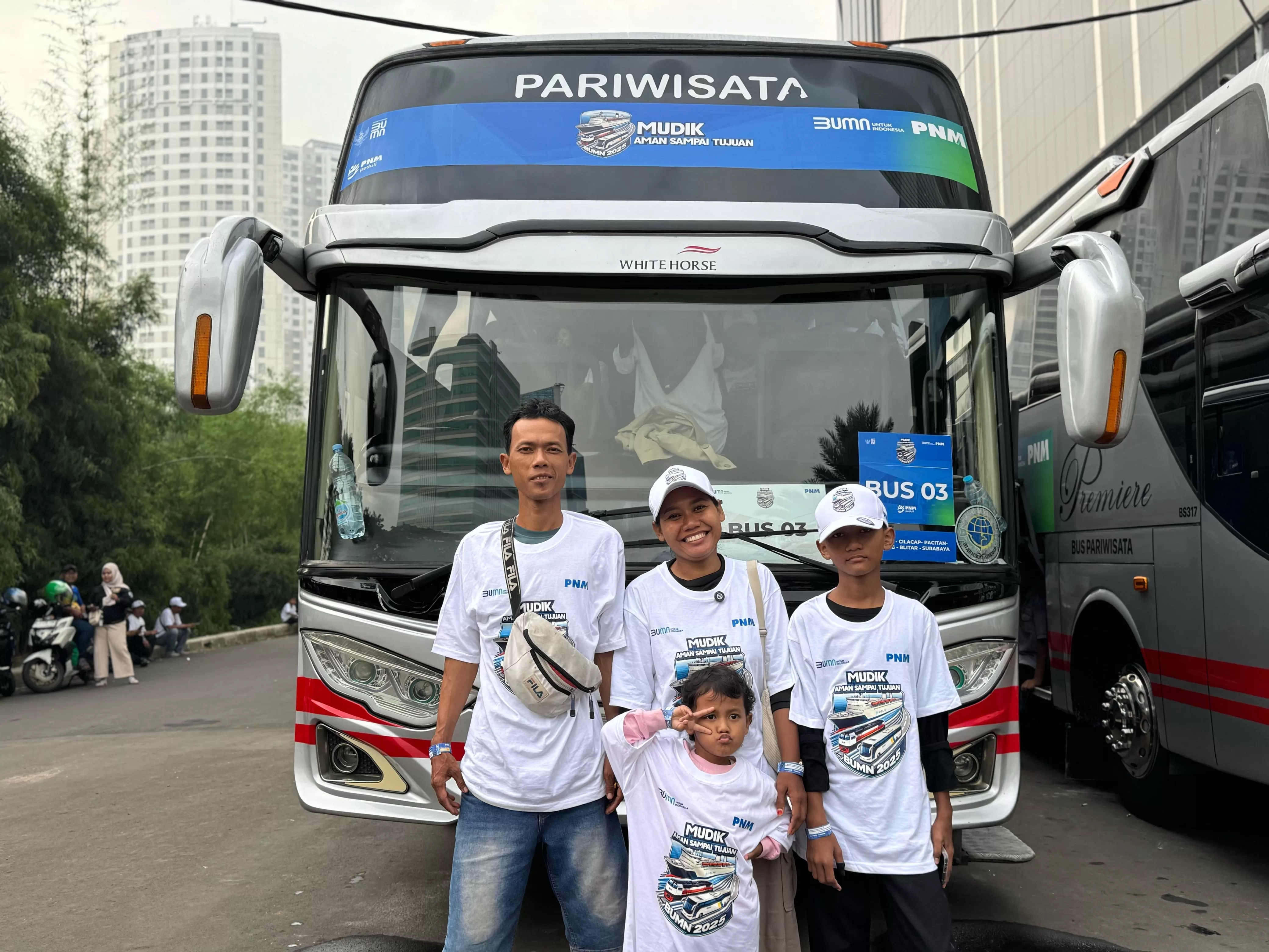 Kisah Bu Atun, Pedagang Kopi Keliling yang Bisa Pulang Kampung Berkat Program Mudik Gratis dari BUMN. (PNM)