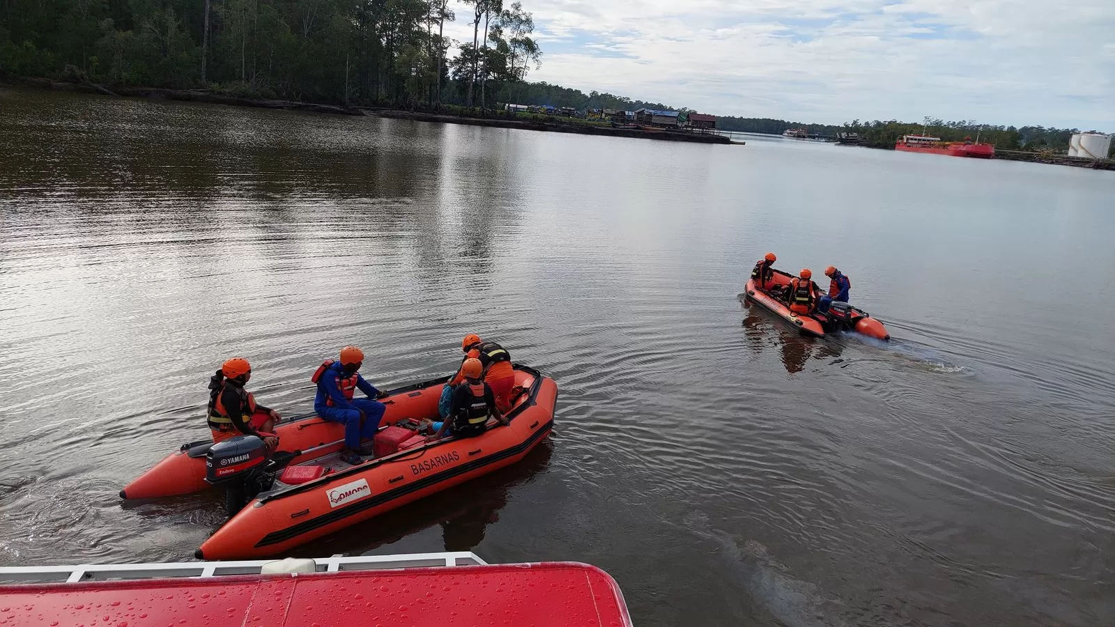 Tim SAR yang dikerahkan untuk melakukan pencarian satu korban ABK KM. Mina Nusantara yang tenggelam di perairan Asmat. ( Humas SAR Timika).