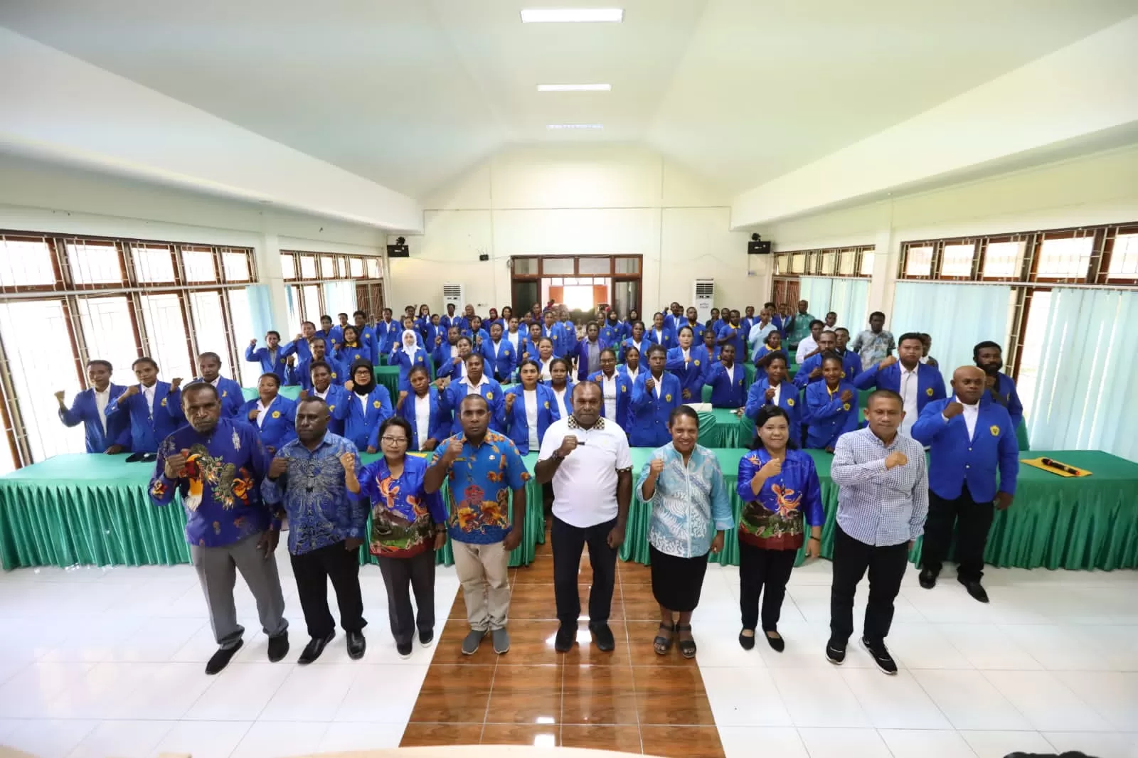 Bupati Sarmi Dominggus Catue SKM.Mkes foto Bersama para guru se Kabupaten Sarmi yang mengikuti Program Peningkatan Kualifikasi Pendidikan S1 bagi Guru PAUD dan Program Pendidikan Guru SD (PGSD)