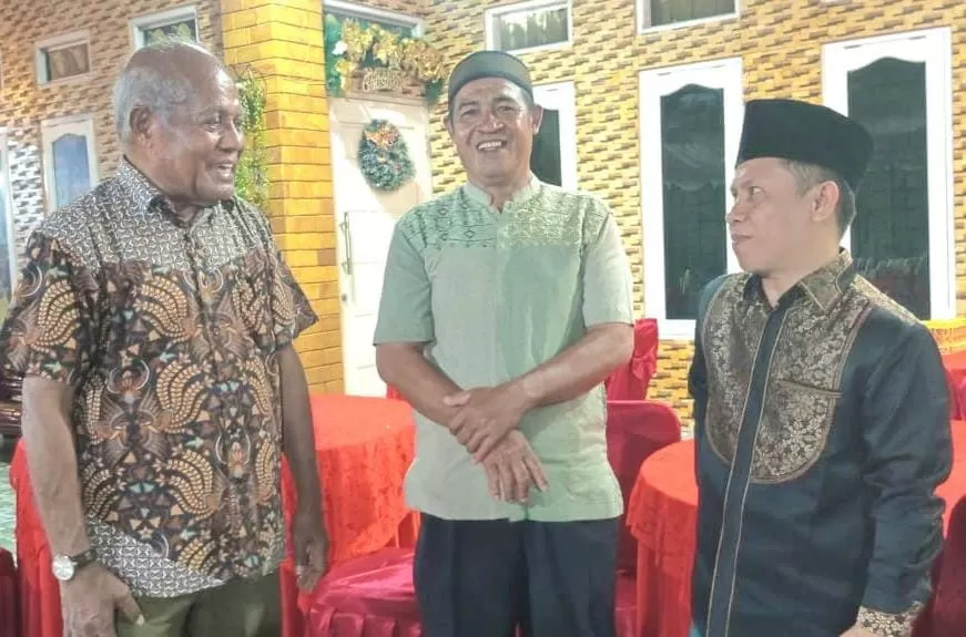 Constan Karma saat berbincang bincang dengan para ulama usai pertemuan di kediaman BTM, Jumat (4/4/2025) (CEPOSONLINE.COM/KAREL)
