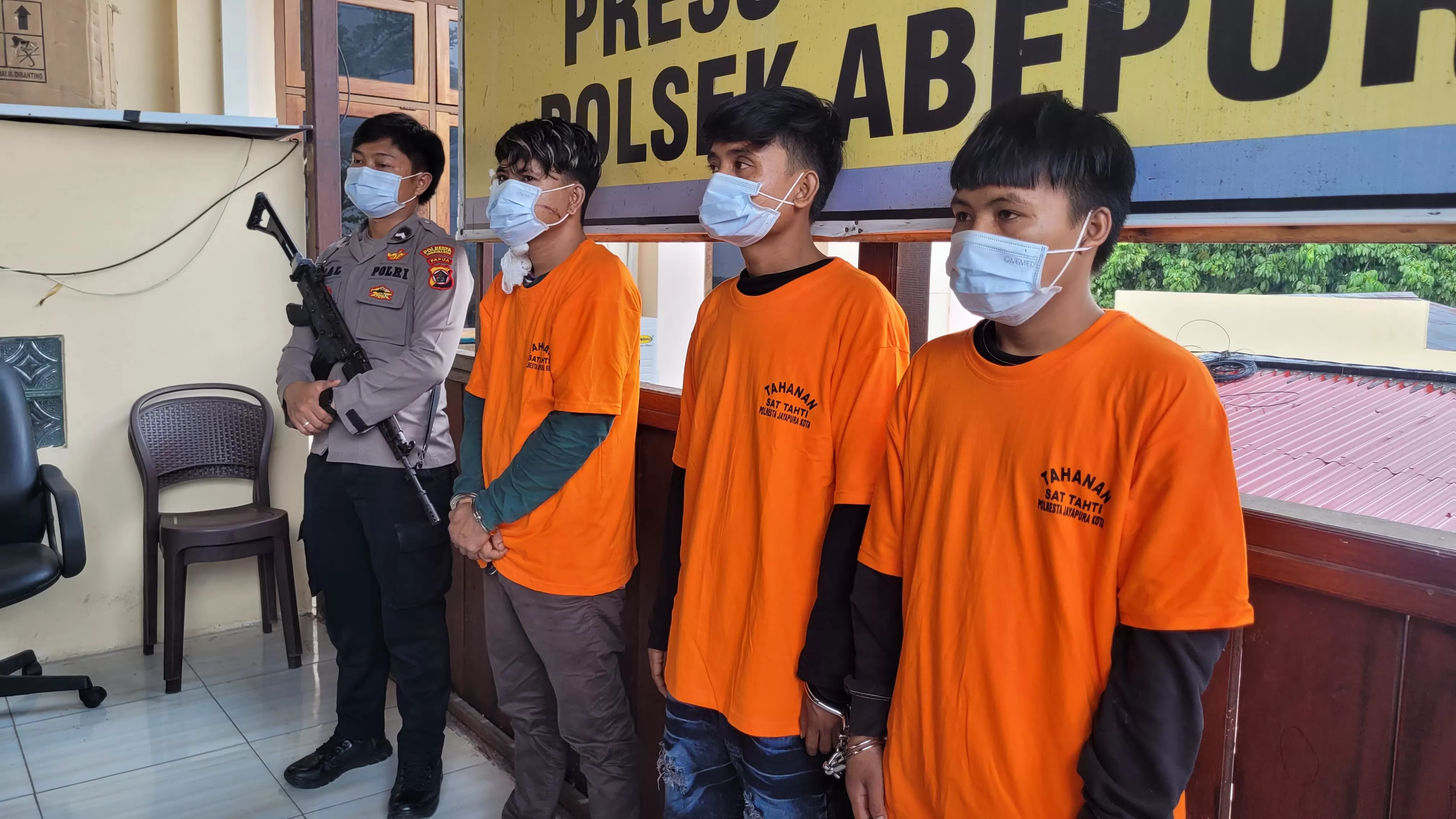 Kapolresta Jayapura Kota saat mengelar konfrensi pers di Polsek Abepura terkait terkait pengeroyokan di Hotel Bunga Youtefa, Sabtu (5/4/2025).Foto: Jimi/Cepos