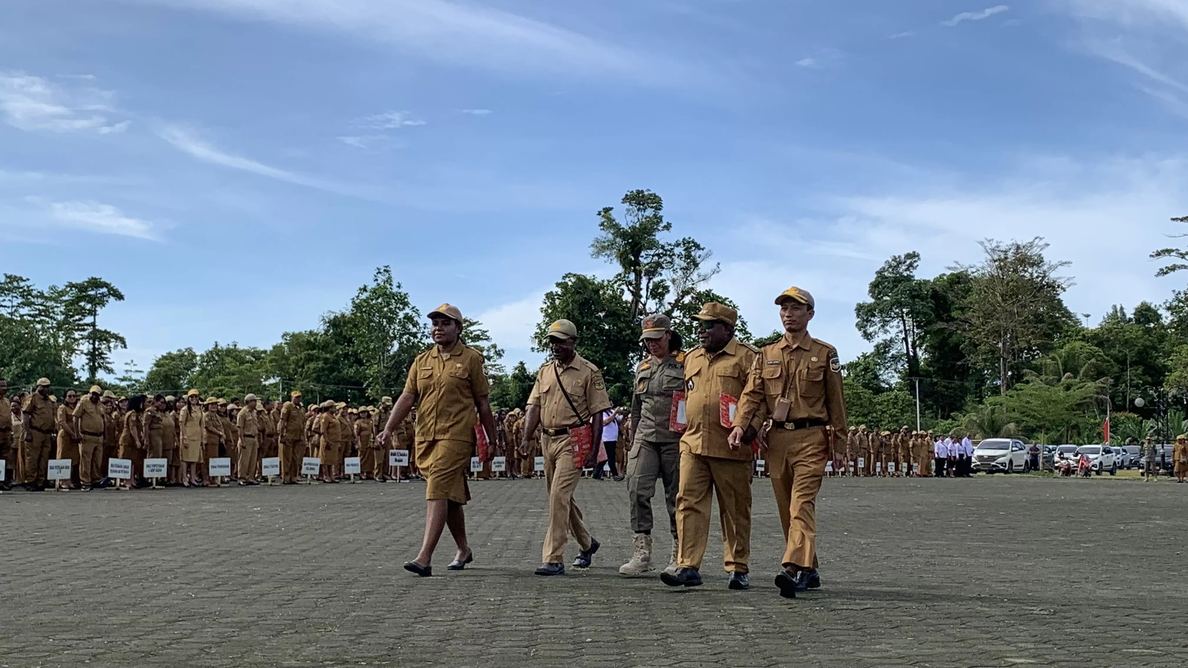 Para pejabat yang menerima kenaikan pangkat mewakili 85 ASN lainnya di lingkup Pemerintah Kabupaten Mimika, (Foto: Cenderawasih Pos/Moh. Wahyu Welerubun).  
