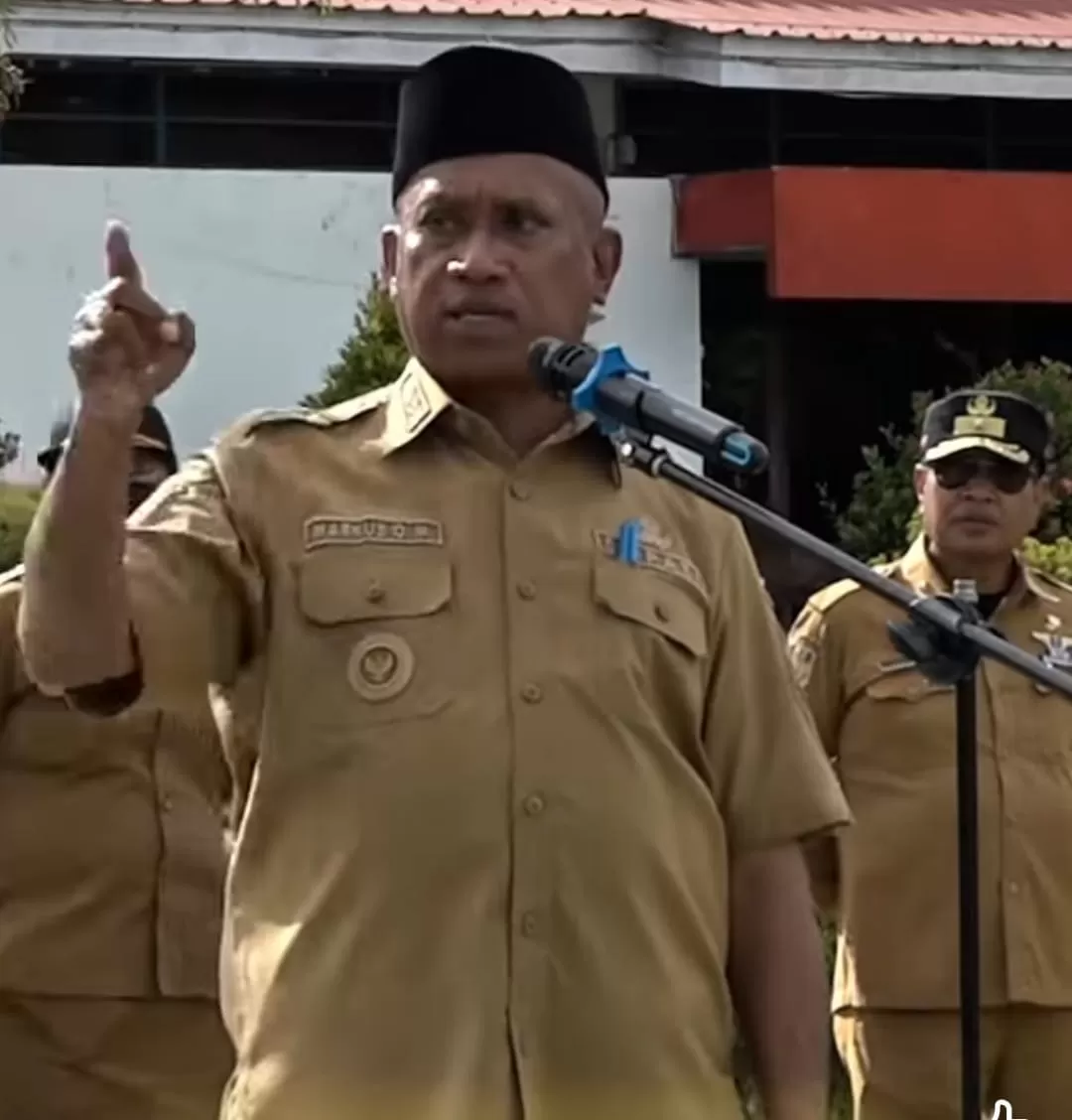 Bupati Biak Numfor Markus Mansnembra SH, MM  saat menyampaikan arahan kepada ASN, pada apel gabungan di lapangan Kantor Bupati Biak Numfor, Selasa (8/4/2025). SS Video HumasBiak/ceposonline.com