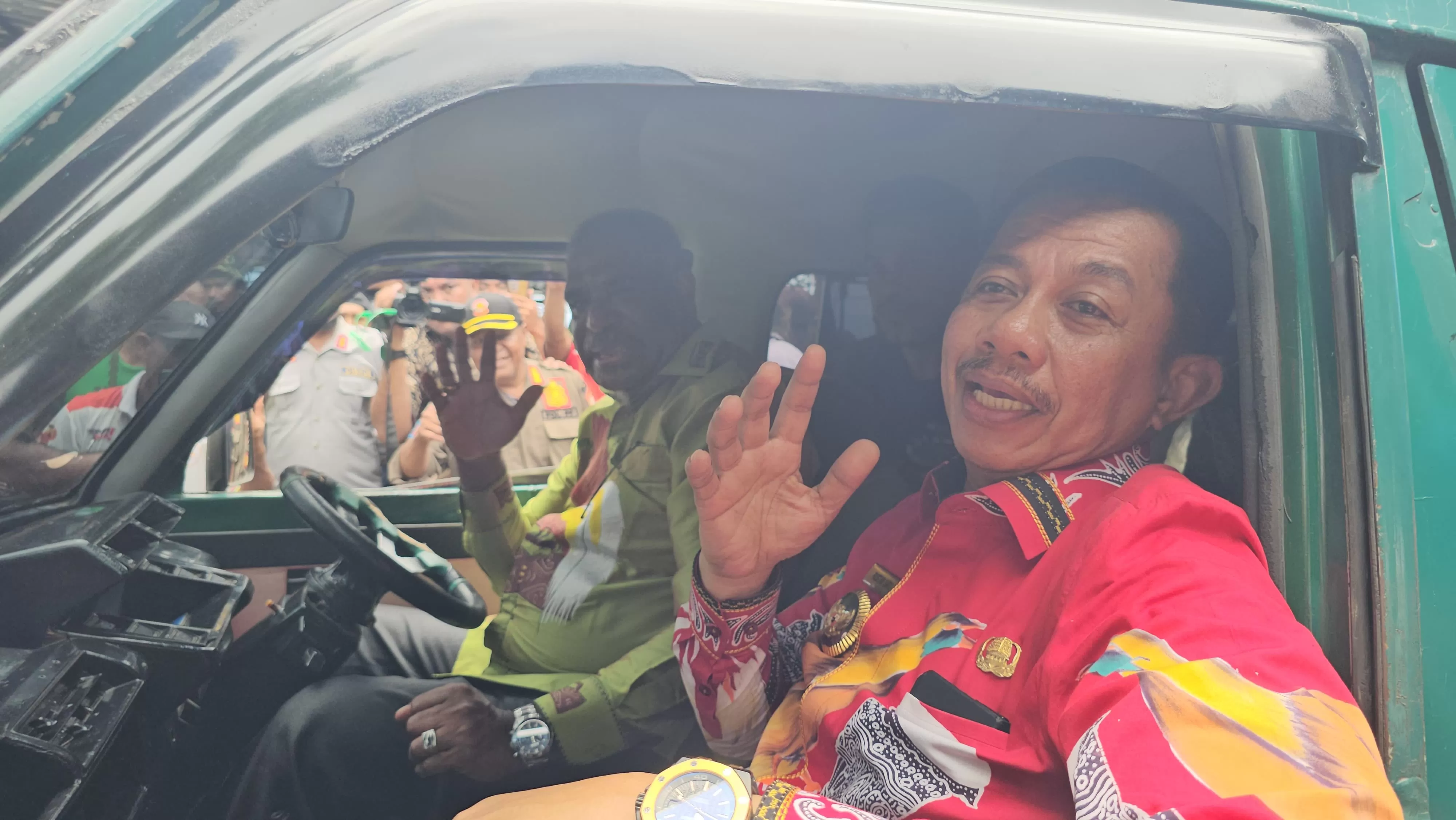 Wali Kota Jayapura dan Wakil Wali Kota Jayapura, Abisai Rollo dan H.Rustan Saru pada launching perubahan jaringan trayek angkutan umum di Kota Jayapura di Terminal Mesran. (CEPOSONLINE.COM/HANS PALEN)