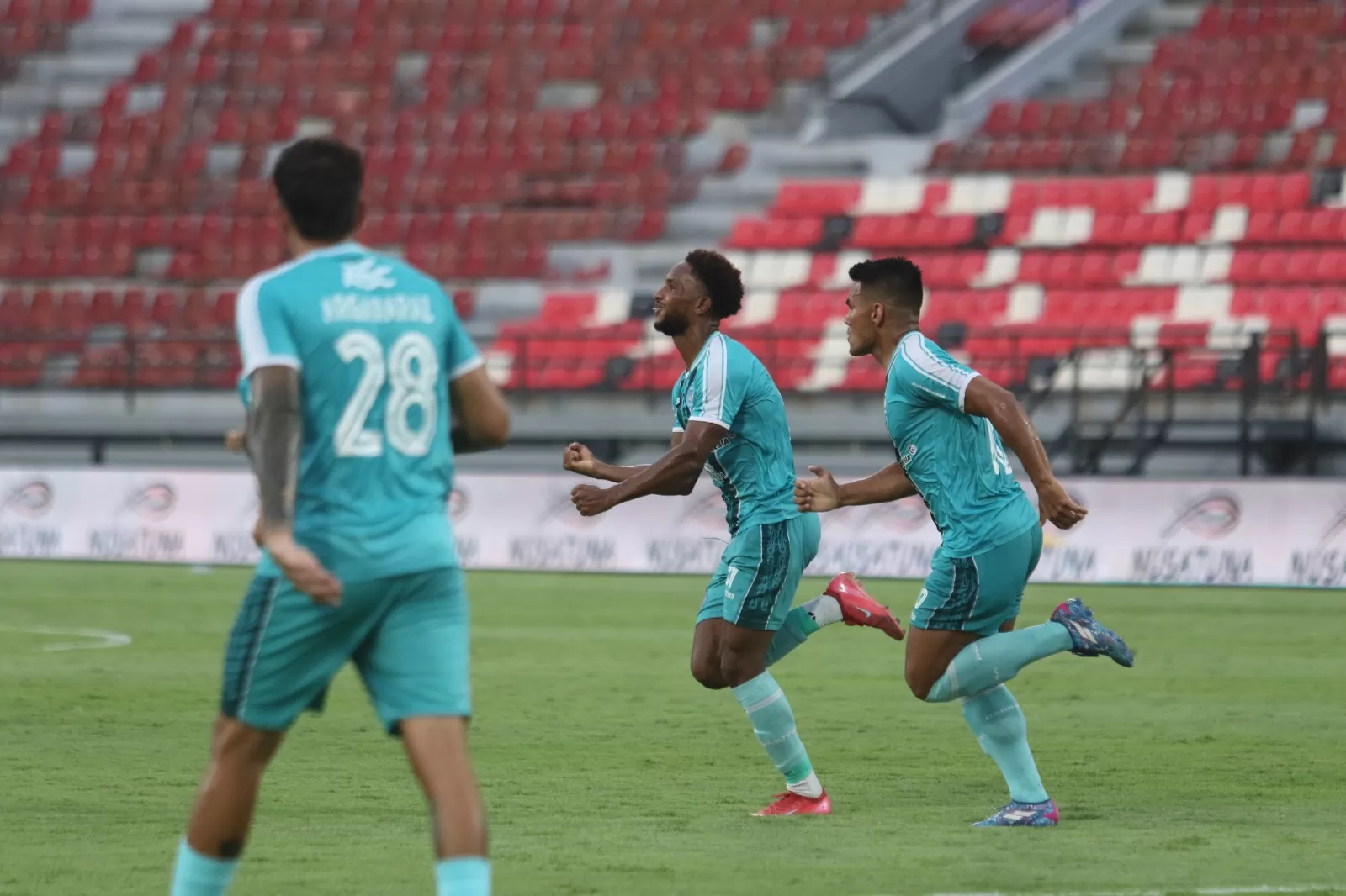 Williams Lugo berselebrasi usai cetak golbuat PSBS Biak. (MO PSBS BIAK)