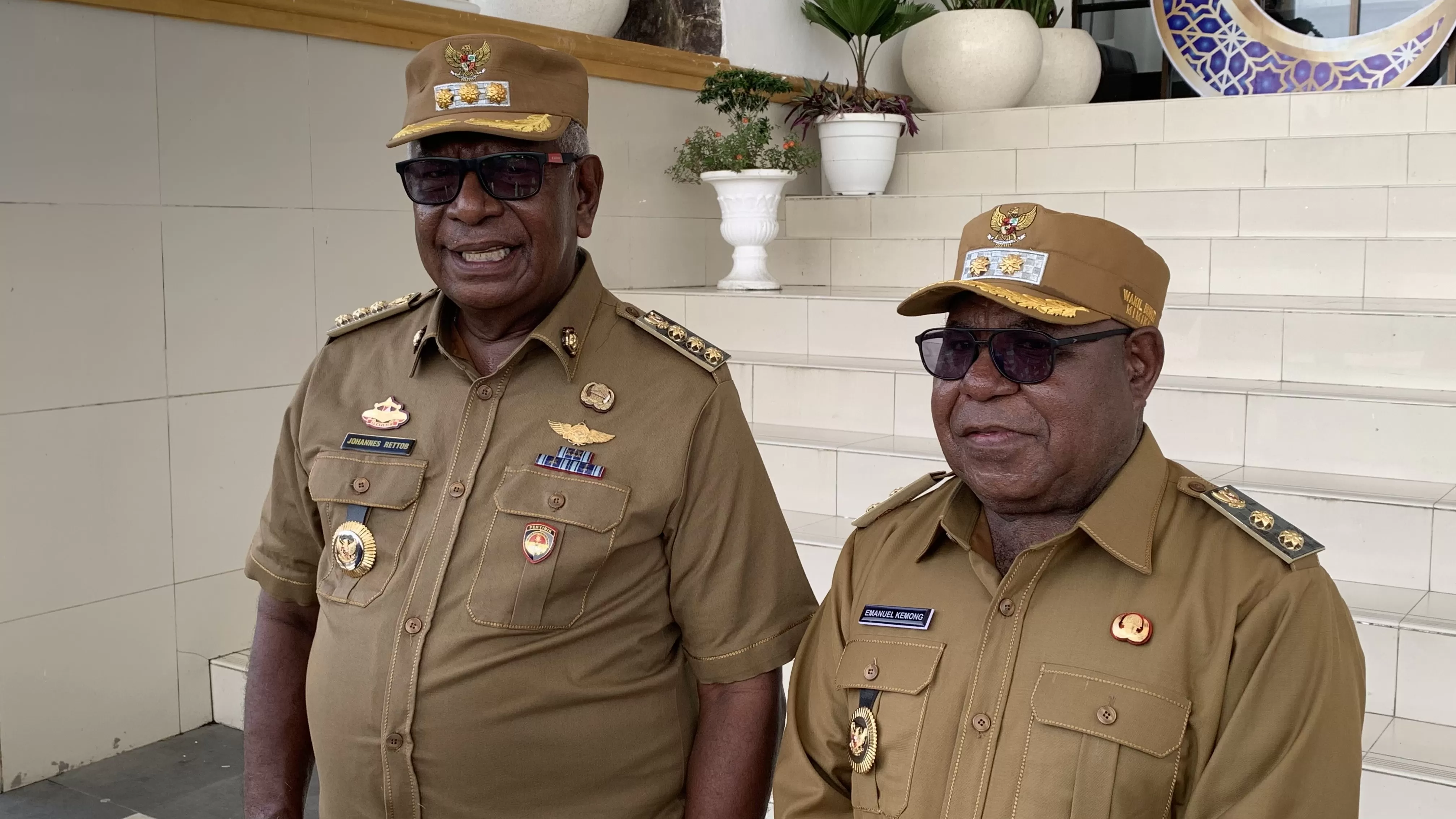 Bupati Mimika Johannes Rettob (kiri) dan Wakil Bupati Mimika, Emanuel Kemong (kanan) di Kantor Pusat Pemeritahan Mimika, Senin 14 April 2025. (CENDERAWASIH POS/WAHYU WELERUBUN)