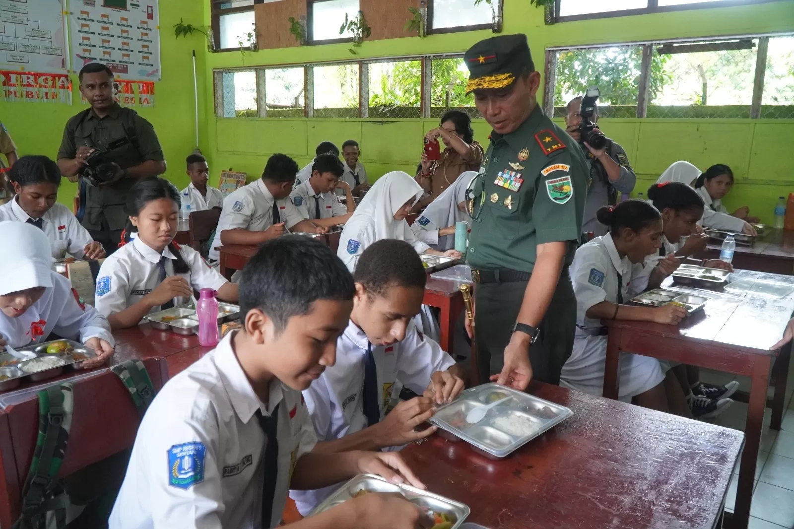 Kasdam XVII/Cenderawasih Brigjen TNI Thevi Zebua saat memantau pemberian MBG di SMP Negeri 1 Sentani, Kamis (14/4). (Ceposinline.com/istimewa)