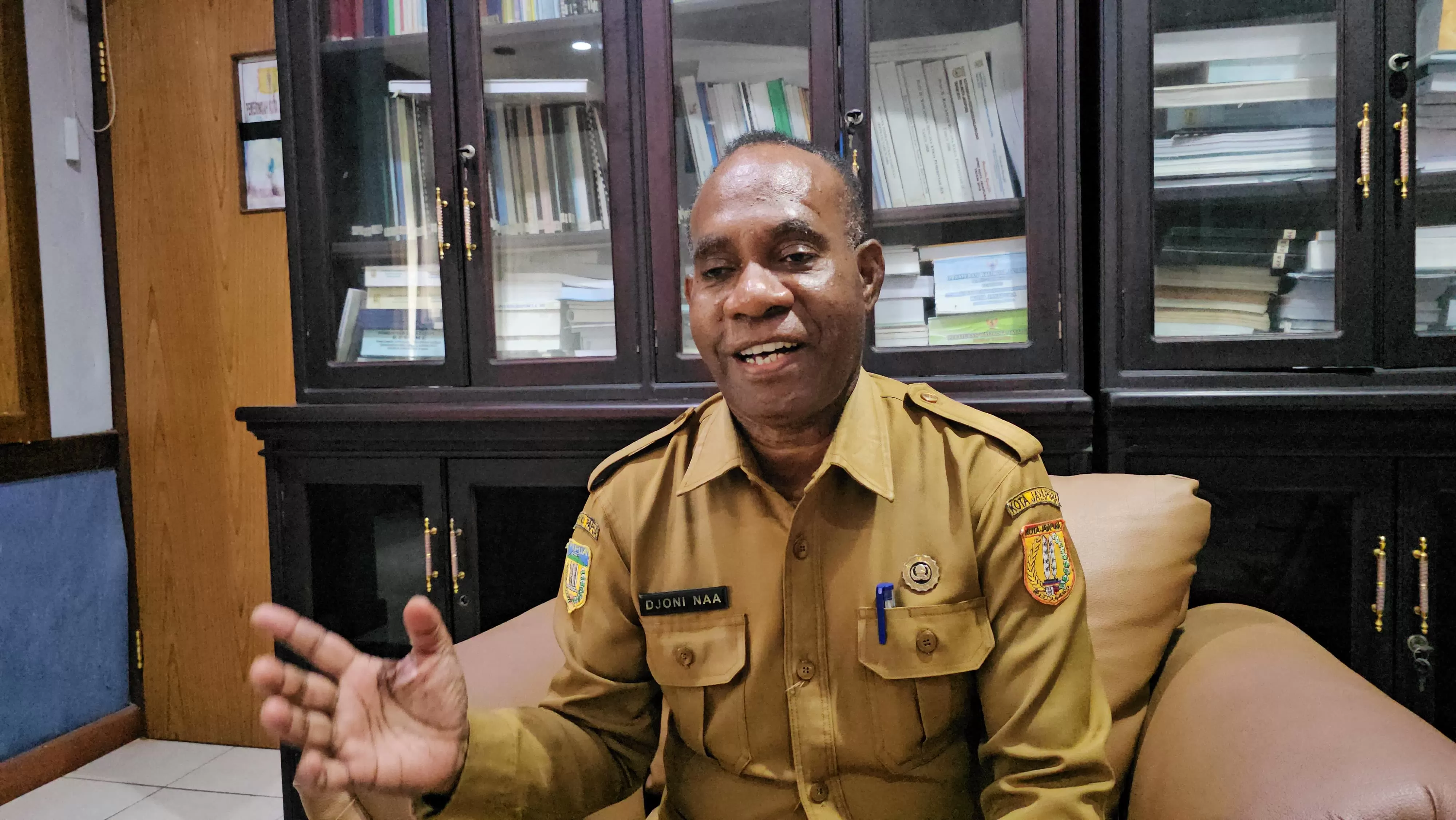 Kepala Bappeda Kota Jayapura, Djoni Naa. (CEPOSONLINE.COM/HANS PALEN)
