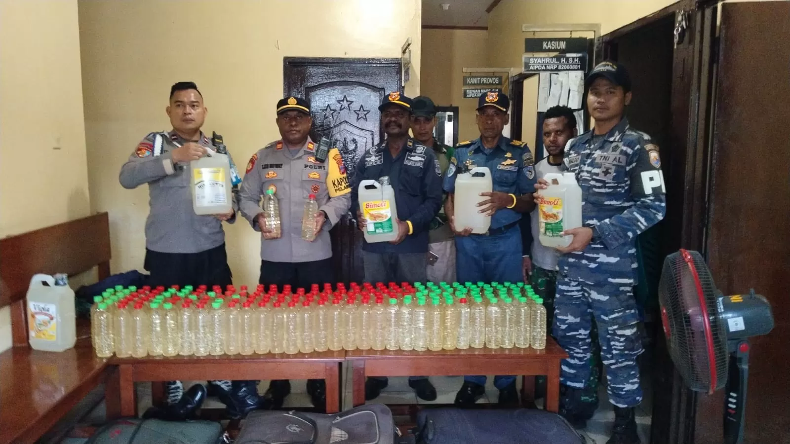 Ratusan liter miras lokal jenis Moke dan Sopi diamankan polisi dan pihak keamanan terkait. ( (Humas Polsek Kawasan Pelabuhan Pomako)