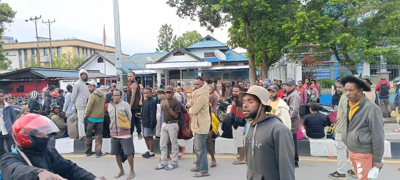 Kantor Dinas Kependudukan Dan Catatan Sipil (Dukcapil) Kabupaten Jayawijaya dipalang oleh warga pada Selasa (15/4/2025).