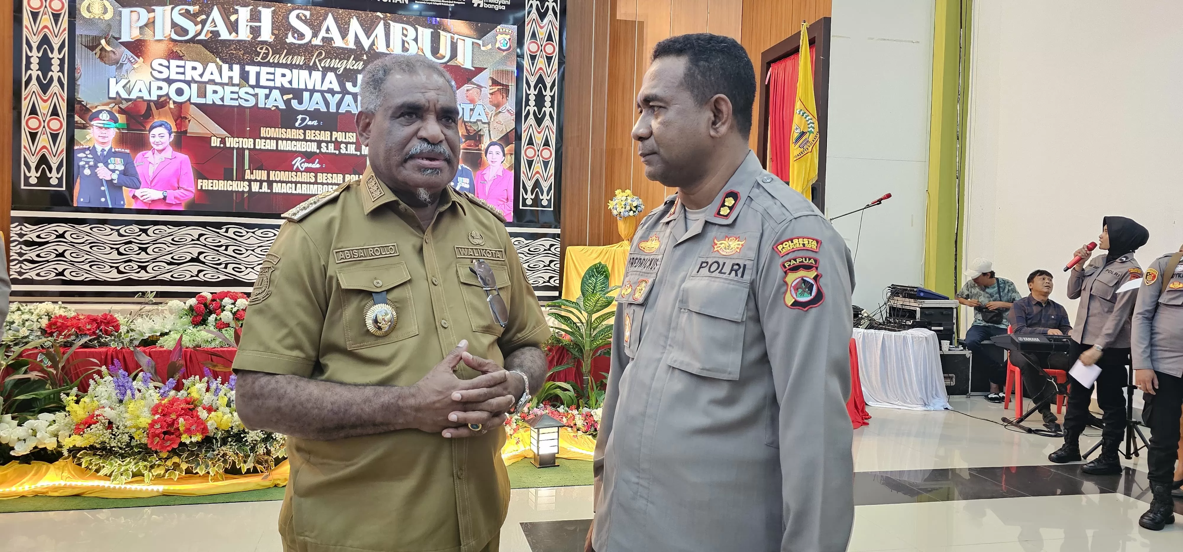 Wali Kota Jayapura, Abisai Rollo ketika berbincang dengan Kapolresta Jayapura Kota, AKBP Fredrickus Maclarimboen. (CEPOSONLINE.COM/HANS PALEN)