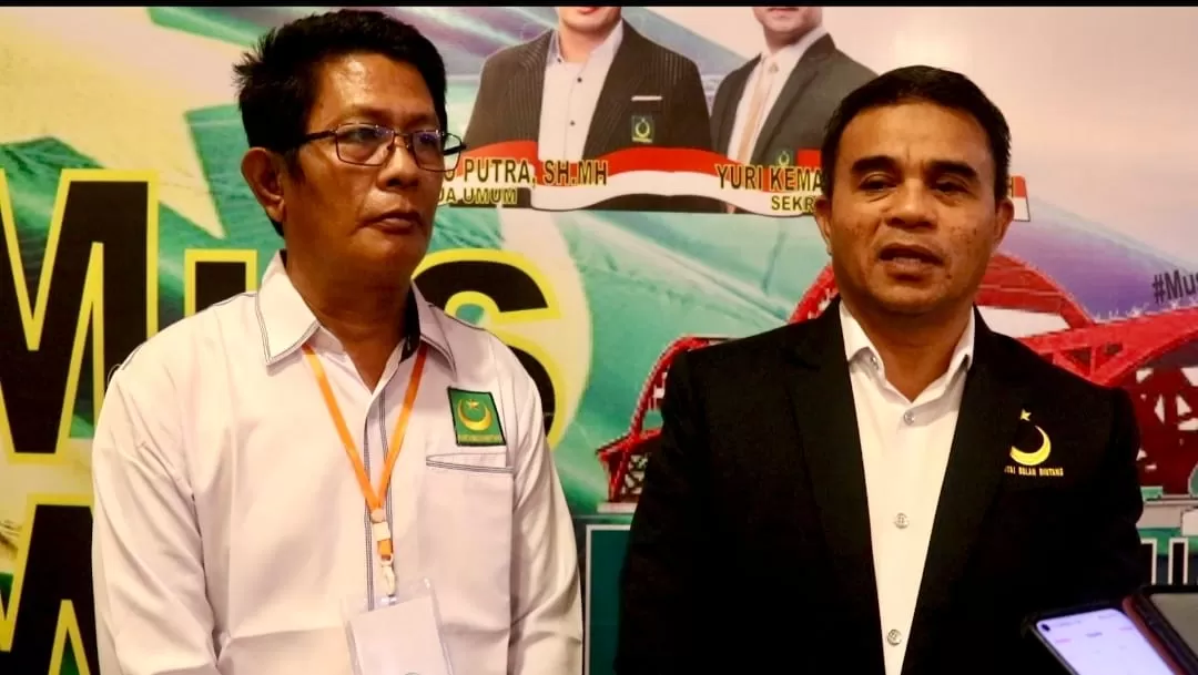 Eko Ardiansyah didampingi Ketua Bidang infrastruktur DPP Zona 3, Harry Azhar saat memberikan keterangan kepada awak media usai ditetapkan sebagai Ketua DPW PBB Papua secara aklamasi dalam Muswil 3 di 