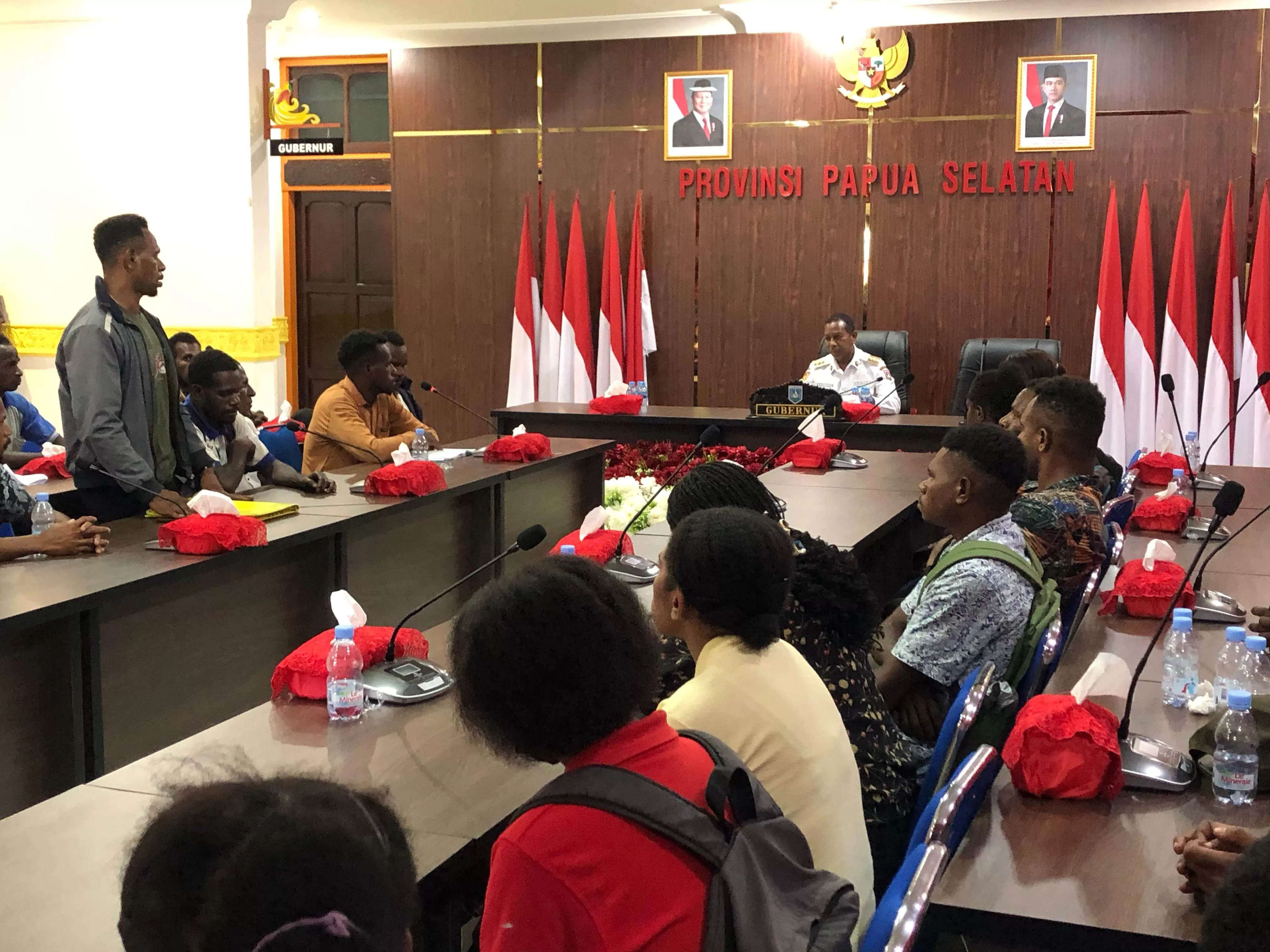 Para mahasiswa di Merauke saat diterima Gubernur Papua Selatan, Apolo Safanpo terkait dengan masalah beasiswa dan bantuan studi, Rabu (16/4/2025).(CEPOSONLINE.COM/ISTIMEWA)