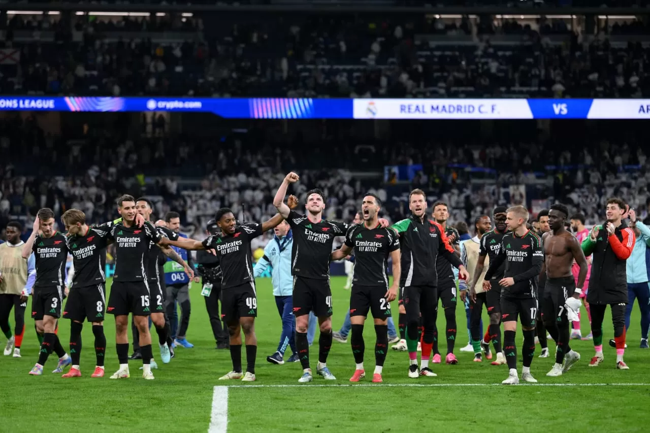 Pemain-pemain Arsenal merayakan kemenangan atas Real Madrid di Santiago Bernabeu, Kamis (17/4) dini hari. Kemenangan ini membuat Arsenal lolos ke babak semifinal Liga Champios. (Arsenal)