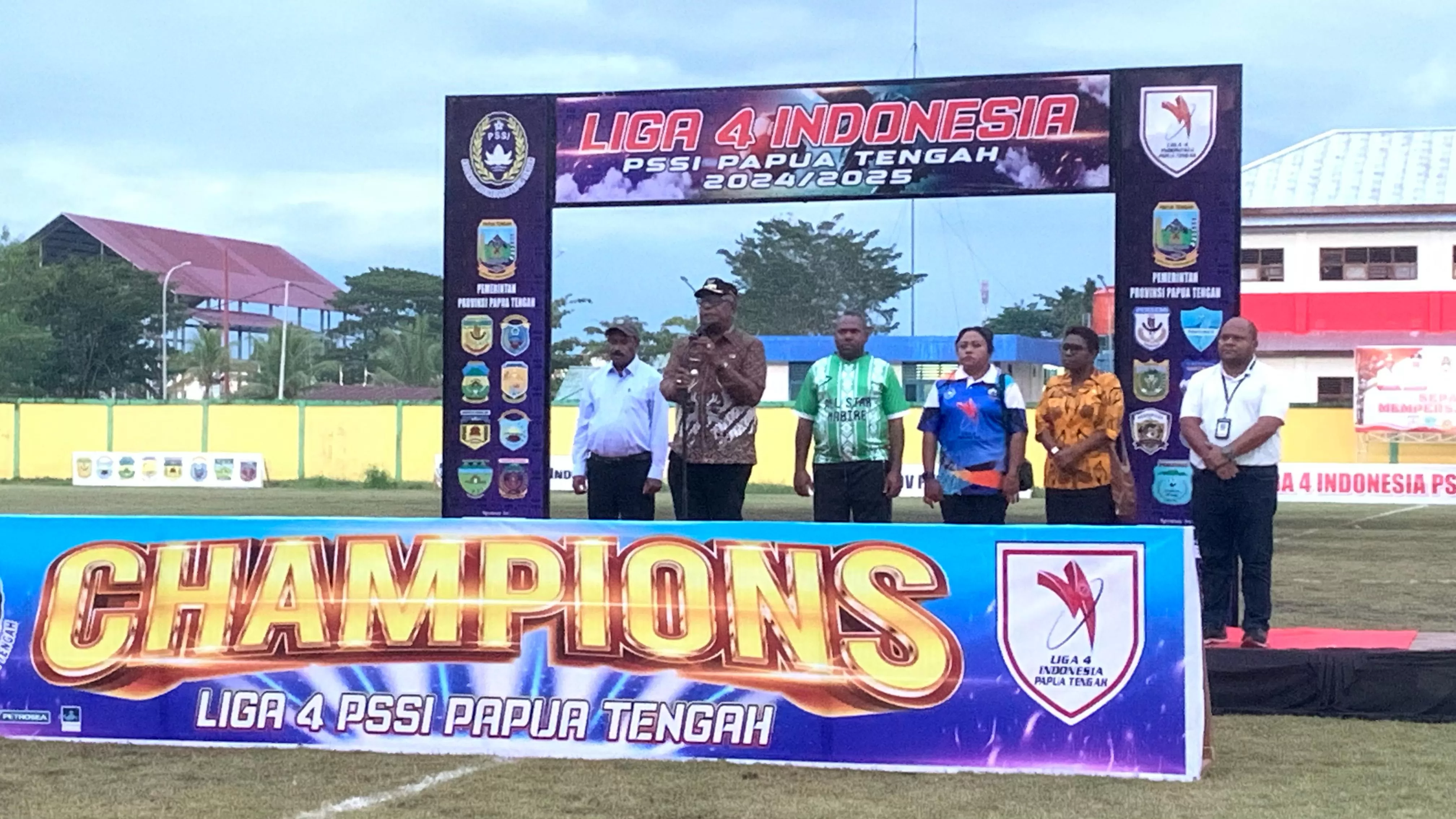 Bupati Mimika Johannes Rettob didampingi pemimpin daerah dari beberapa kabupaten di Papua Tengah, sedang menyampaikan sambutan sekaligus menutup Liga 4 Indonesia regional Papua Tengah di Stadion Wania (Cenderawasih Pos/Moh. Wahyu Welerubun)