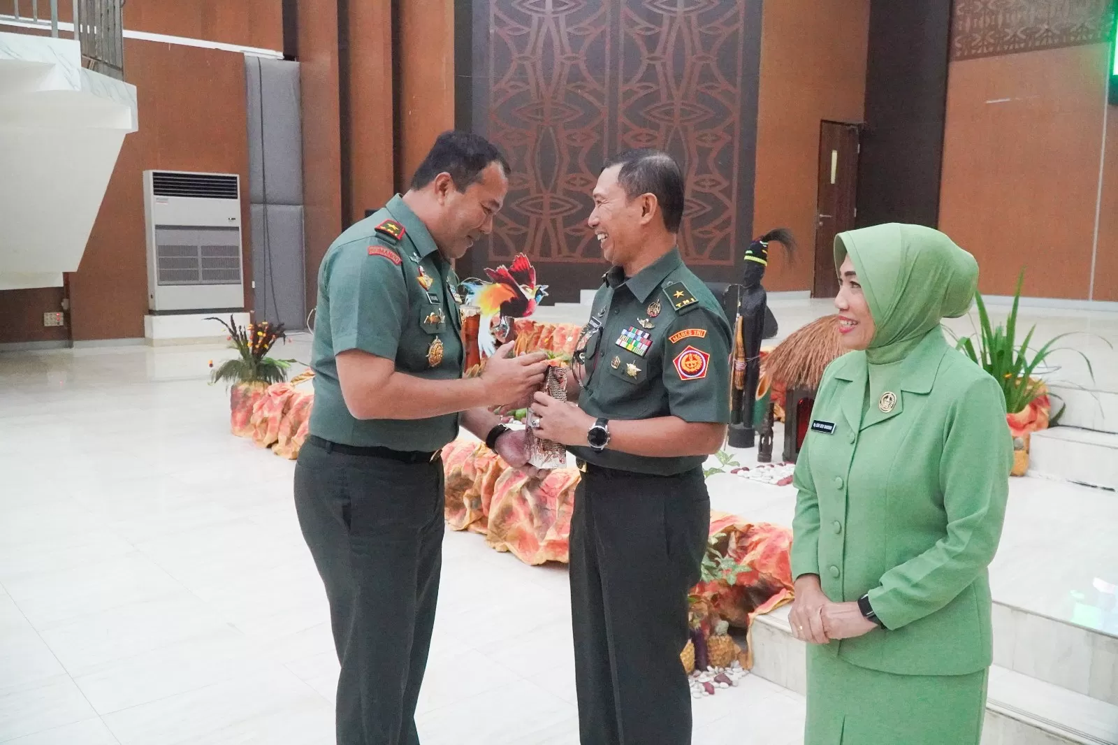 Danrem 172/PWY, Brigjen TNI Tagor Rio Pasaribu saat aacra lepas sambut dengan Danrem lama Brigjen TNI Dedi Hardono di Aula Sasana Krida, Kamis (17/4/2025).(CEPOSONLINE.COM/KAREL)
