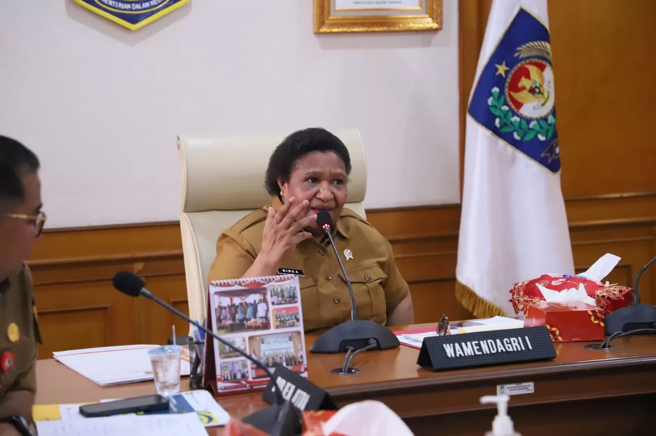 Wamendagri Ribka Haluk alam rapat koordinasi bersama Gubernur Papua Pegunungan dan sejumlah kepala daerah se-Provinsi Papua Pegunungan via Zoom, pada 22 April 2025. (Kemendagri)