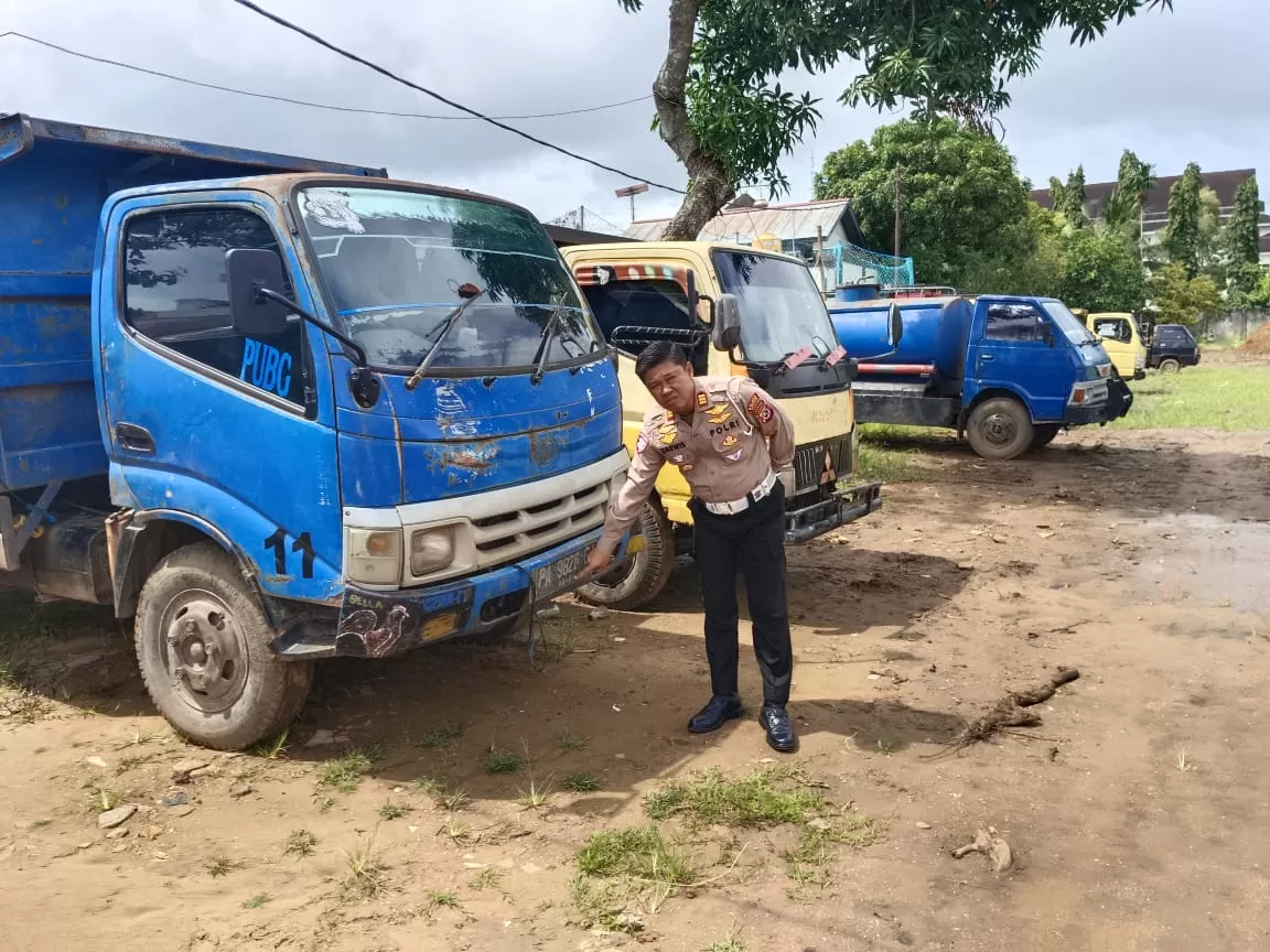 Kasat Lantas Polres Merauke AKP Darwis saat menunjukan salah satu truk yang ditangkap karena 4 tahun plat kendaraanya tersebut mati. Ceposonline.com/Sulo&nbsp;&nbsp;&nbsp;