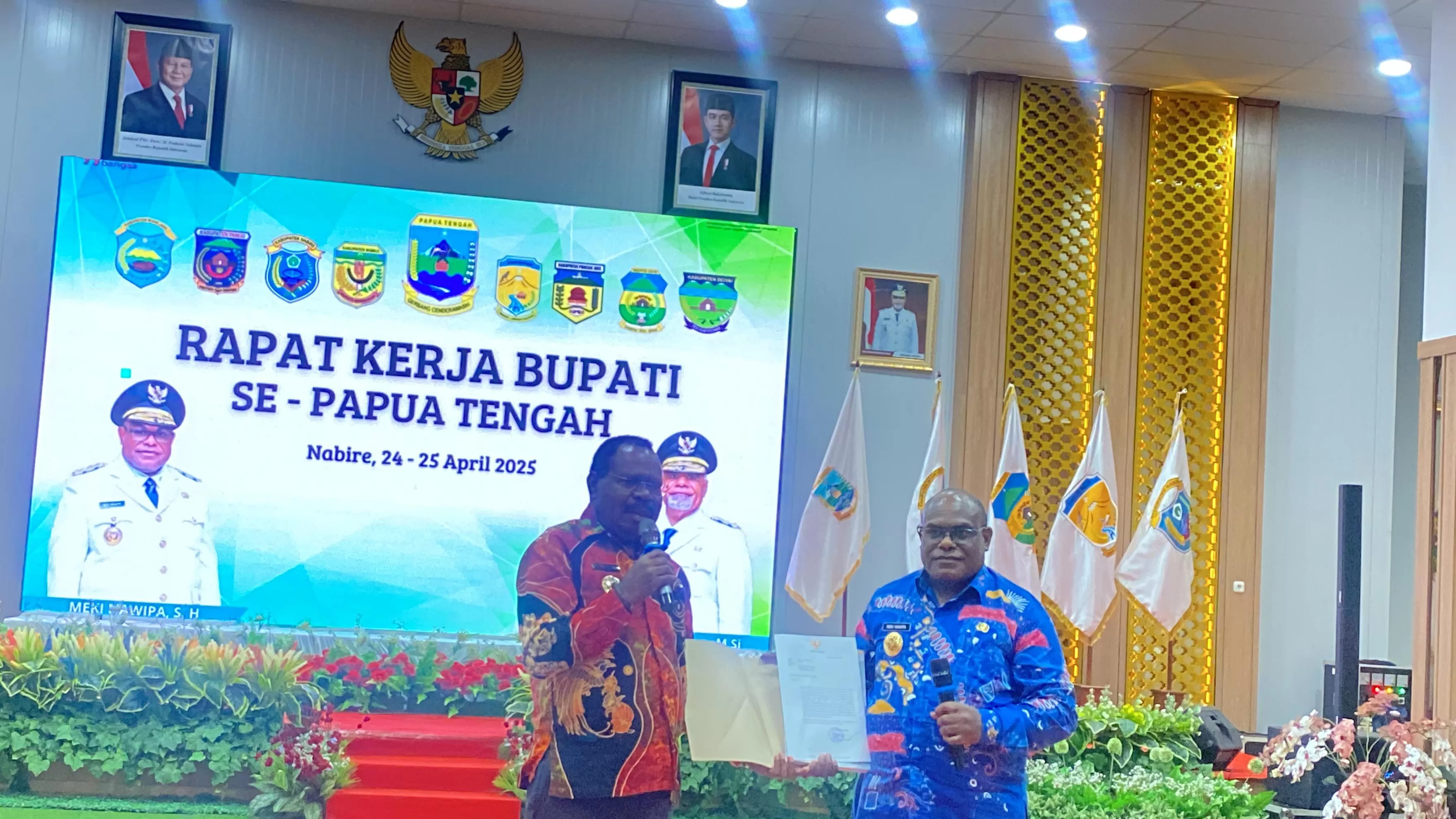 Bupati Nabire saat menyerahkan pengelolaan RSUD Nabire ke Gubernur Papua Tengah, di Ballroom Kantor Gubernur Papua Tengah, Kamis (24/4/2025).(CEPOSONLINE.COM/THERESIA F. TEKEGE)