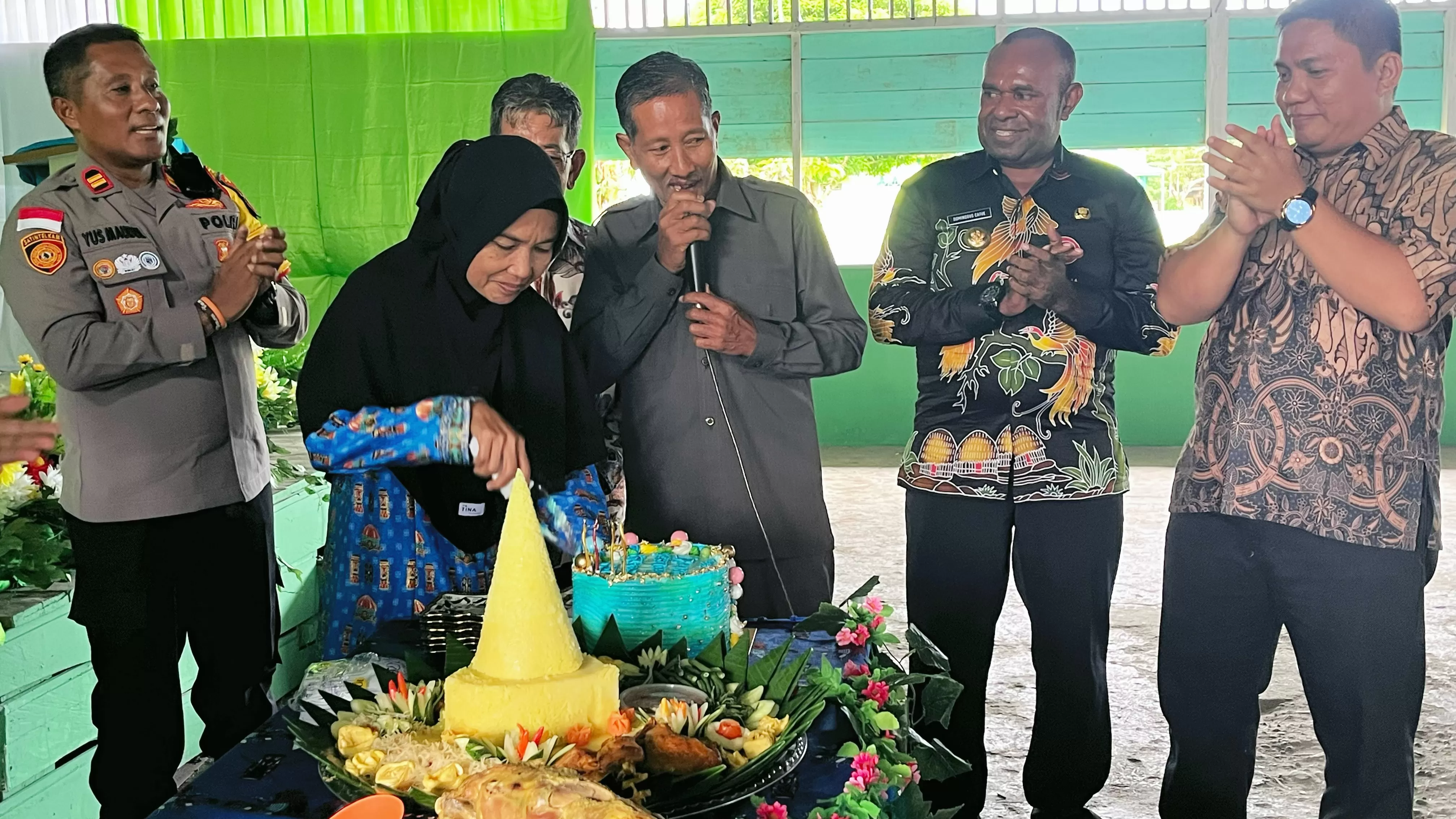Bupati Sarmi Dominggus Catue hadir pada HUT ke 27 Kampung Tamarsari Bonggo Timur, Sarmi, pada 24 April 2025. (CEPOSONLINE.COM/GRATIANUS SILAS)
