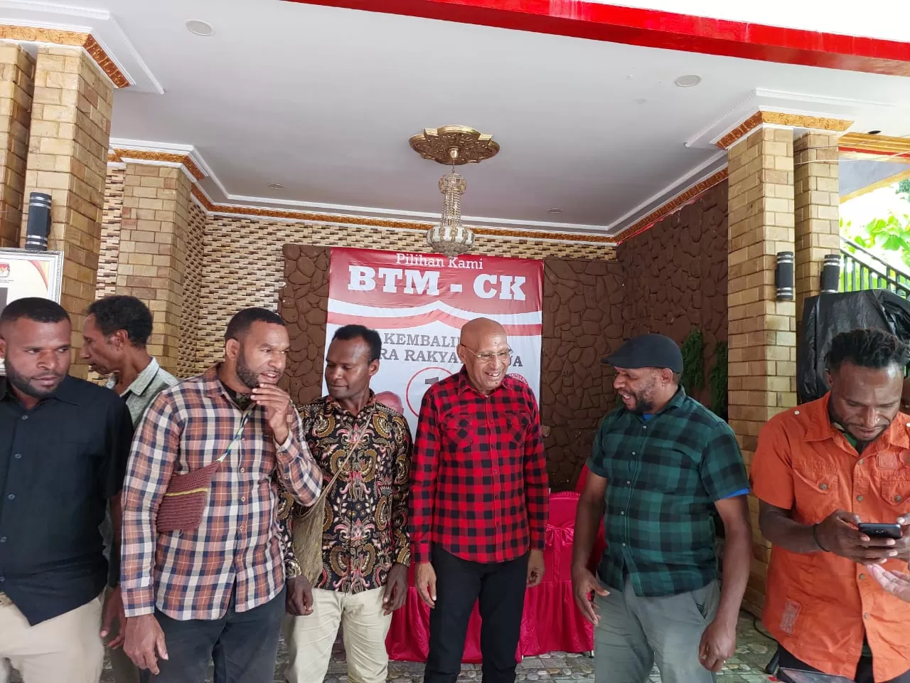 Relawan Koteka Bersatu foto bersama dengan BTM, di kediamannya, Kamis (24/4/2025).(CEPOSONLINE.COM/KAREL)