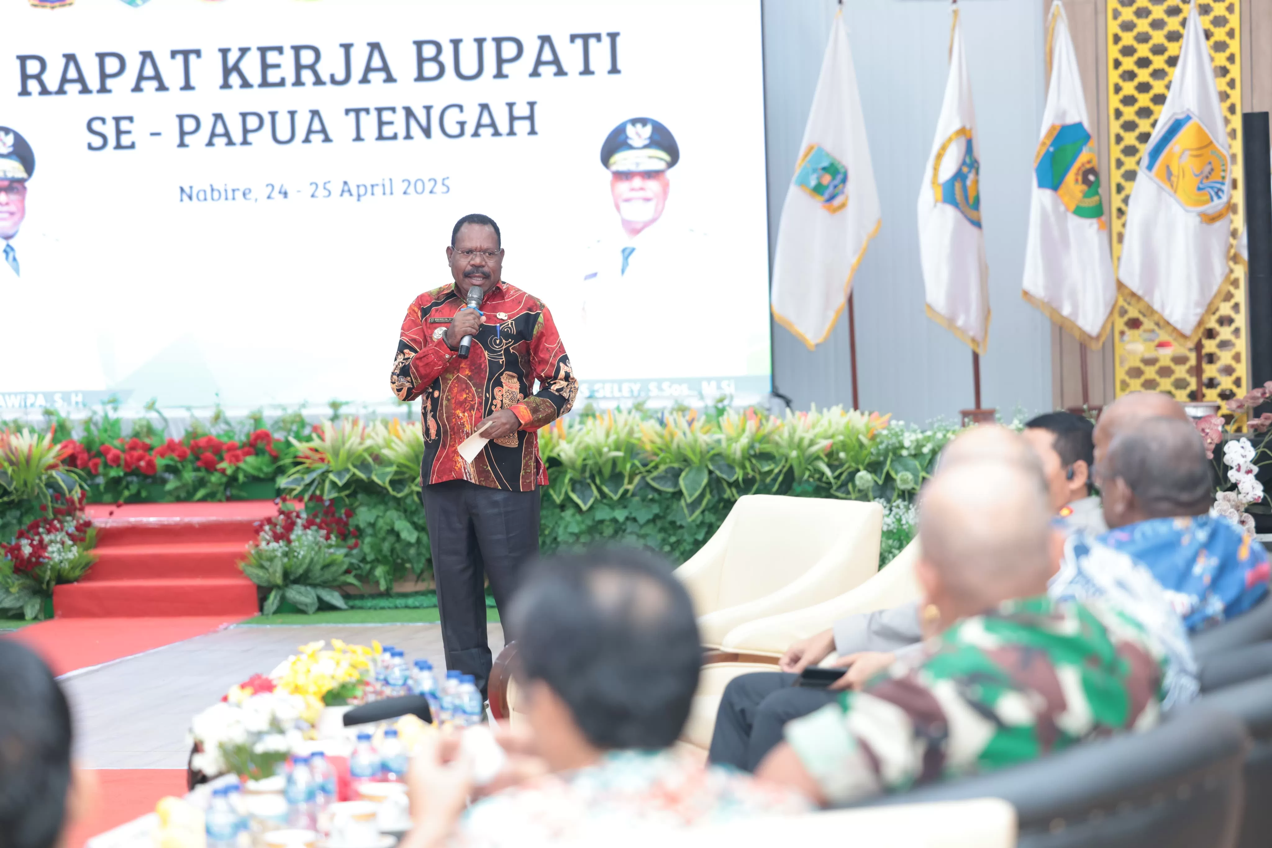 Bupati Nabire saat presentase beberapa langkah pembangunan di Nabire di hadapan Gubernur dan Wakil Gubernur Papua Tengah, Kamis (24/4/2025).(CEPOSONLINE.COM/HUMAS PEMPROV)