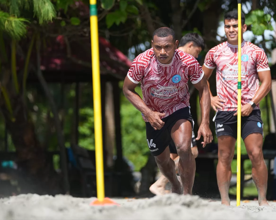Skuad Badai Pasifik saat menjalani latihan fisik di Pantai Hamadi, Rabu (23/4/2025). (CEPOSONLINE.COM/MO PSBS BIAK)