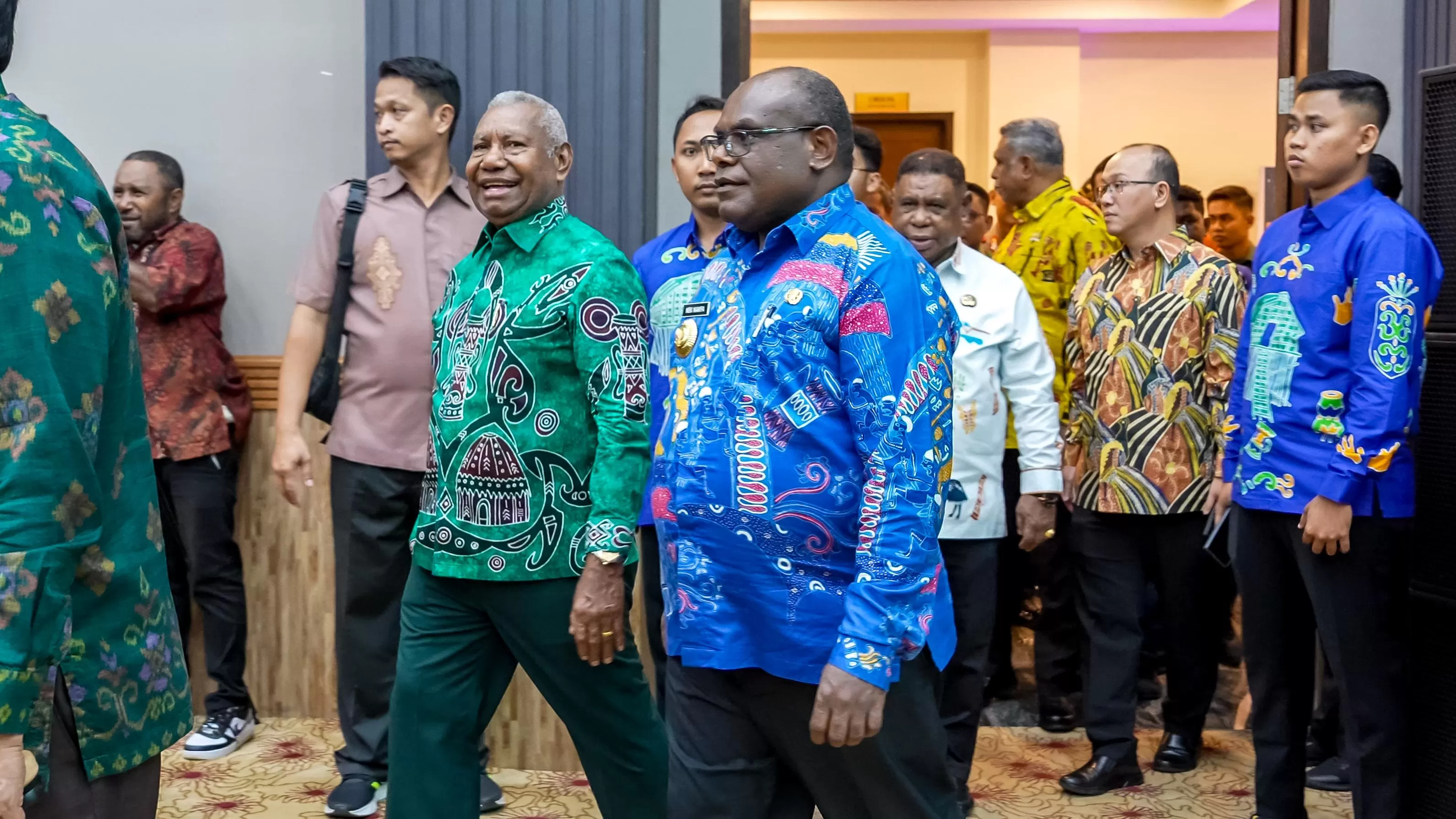 Gubernur Papua Tengah dan para Bupati se-Papua Tengah saat mengikuti Sertijab di Sorong. (CEPOSONLINE.COM/HUMAS PEMPROV)