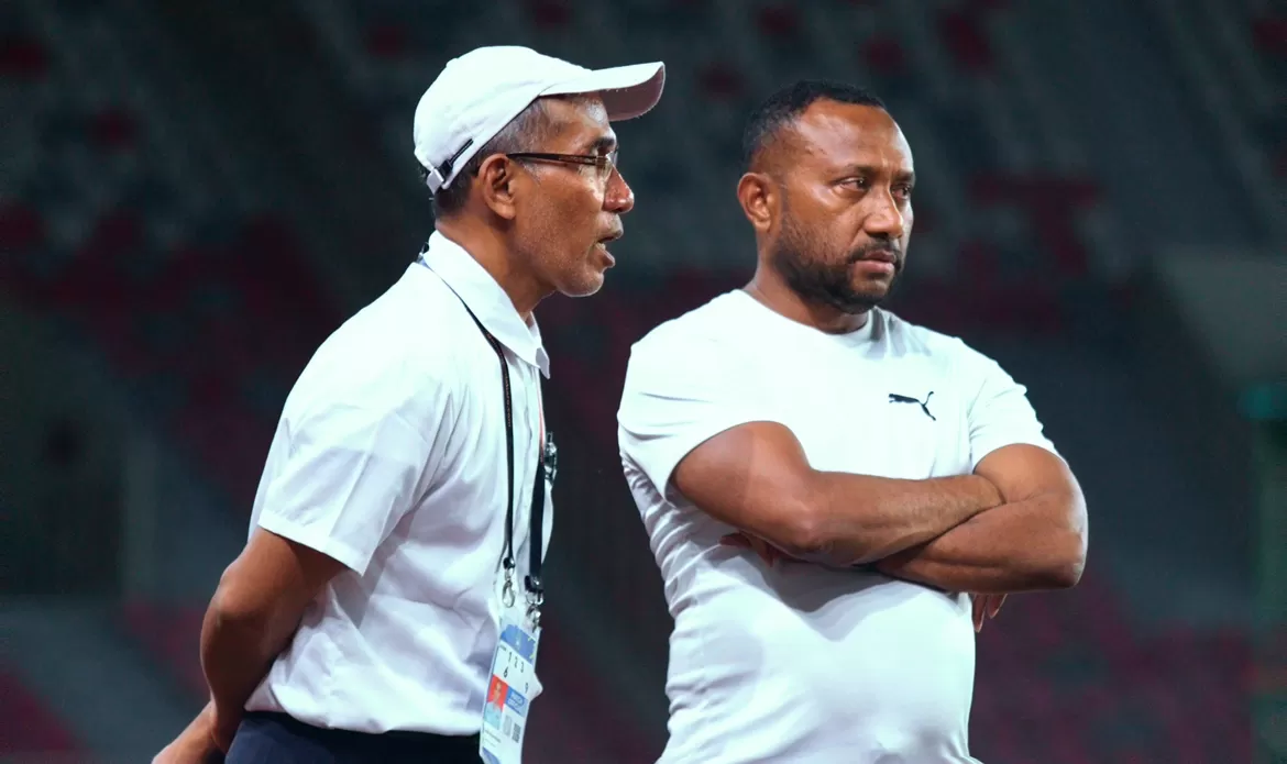 Presiden PSBS Biak, Yan Mandenas (kiri) saat memantau latihan PSBS Biak di Stadion Lukas Enembe Sentani, Jayapura, Papua, Jumat, 25 April 2025. (CEPOSONLINE.COM/PASKALINO ROBAHA)