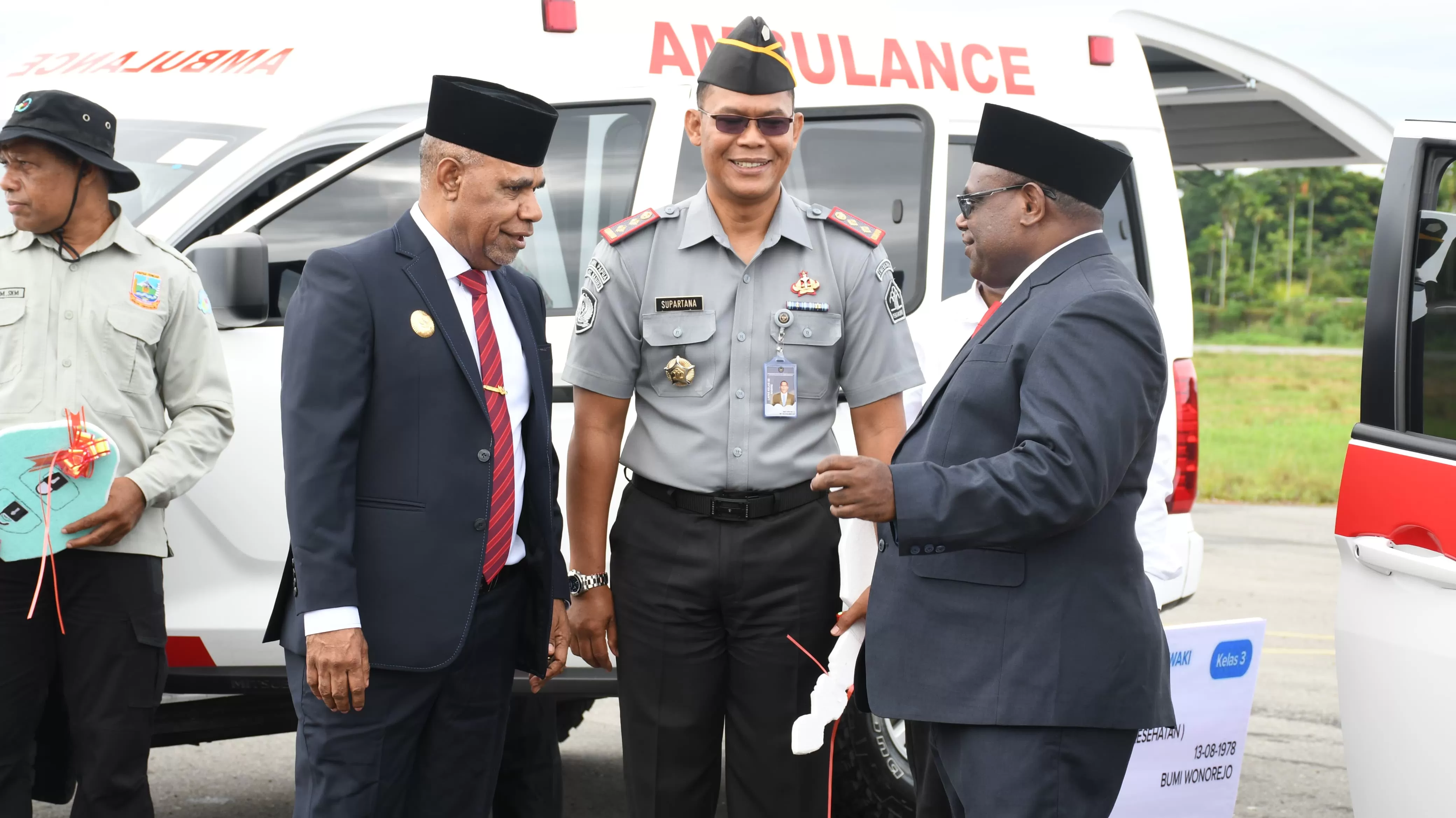 Gubernur Papua Tengah, Meki Nawipa saat menyerahkan mobil ambulance dan Kartu Papua Sehat ke Lapas Kelas II Nabire melalui Kalapas. (CEPOSONLINE.COM/HUMAS PEMPROV)