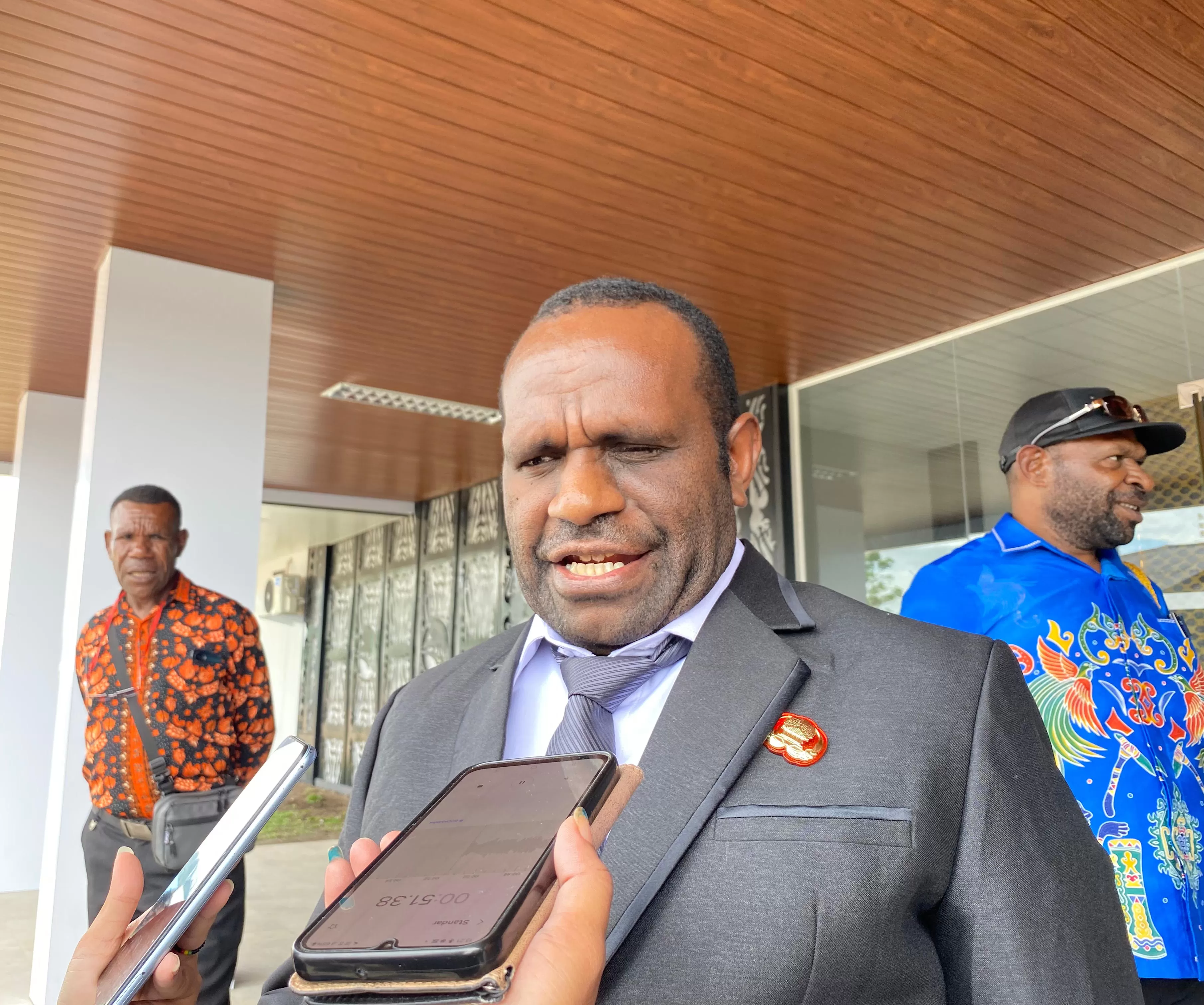 Bupati Deiyai, Melkianus Mote saat diwawancarai. (CEPOSONLINE.COM/THERESIA F. TEKEGE)