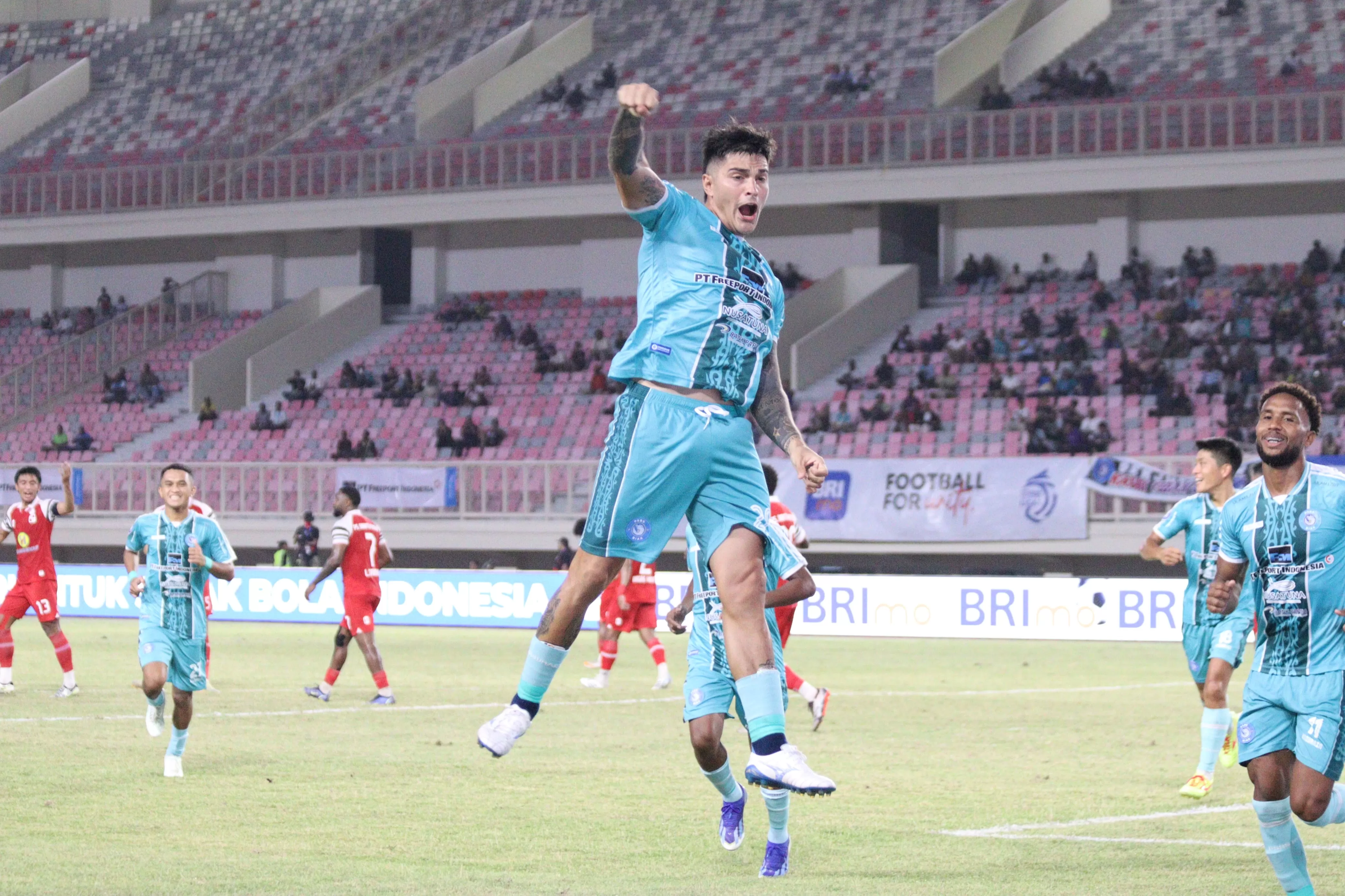 Abel Arganaraz selebrasi usai cetak gol pembuka bagi PSBS Biak melawan Barito Putera di Stadion Lukas Enembe Sentani, Jayapura, Papua, pada Sabtu 26 April 2025. (CEPOSONLINE.COM/PASKALINO ROBAHA)