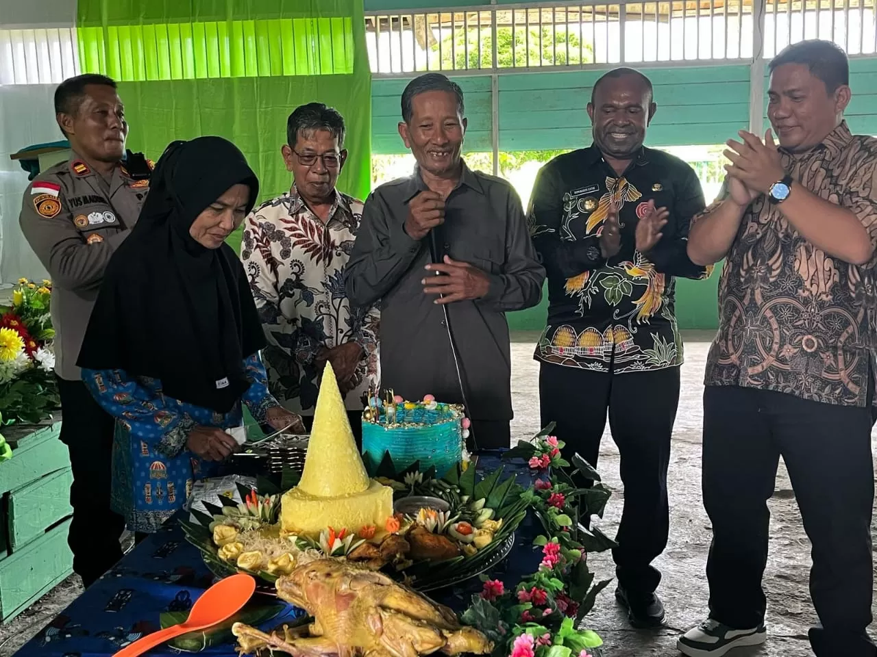 Bupati Sarmi Dominggus Catue menghadiri HUT Kampung Tamarsari, Kamis (24/4) (Robert Mboik/ceposonline.com).