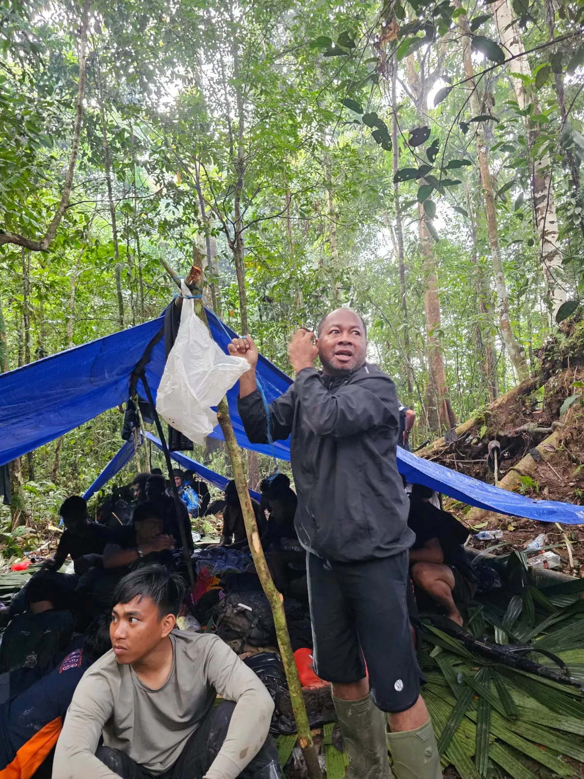 Kepala Komnas HAM Papua, Frits Ramandey dan rombongan saat berada di kamp lokasi pencarian terhadap Iptu Tomi Marbun di Sungai Rawara, Distrik Moskona, Teluk Bintuni, Minggu (27/4/2025). ((CEPOSONLINE/FRITS))