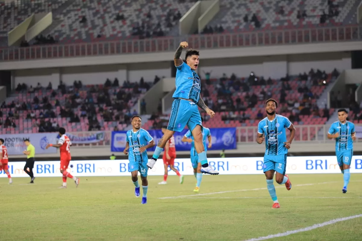 Abel Arganaraz selebrasi usai cetak gol bagi PSBS Biak melawan Barito Putera di Stadion Lukas Enembe Sentani, Jayapura, Papua, pada Sabtu 26 April 2025. (CENDERAWASIH POS/ERINATO PASAE)